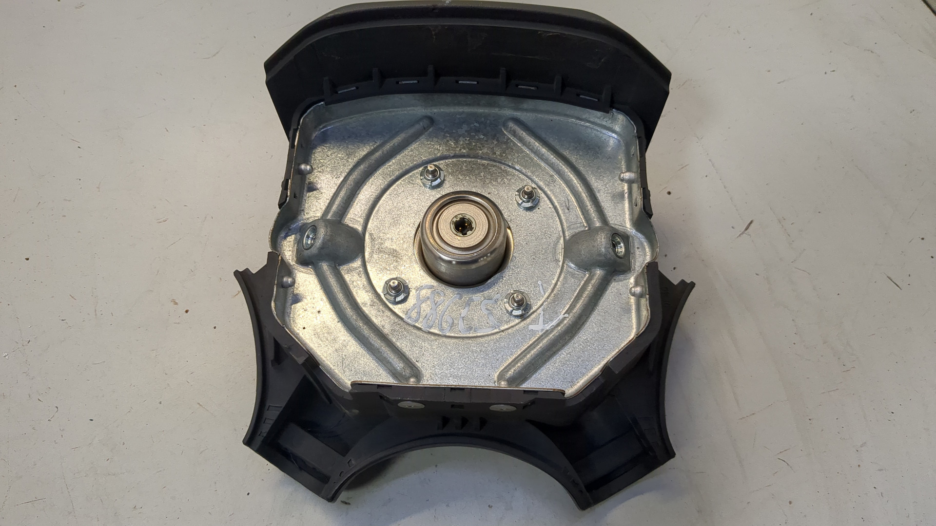 Подушка безопасности в рулевое колесо