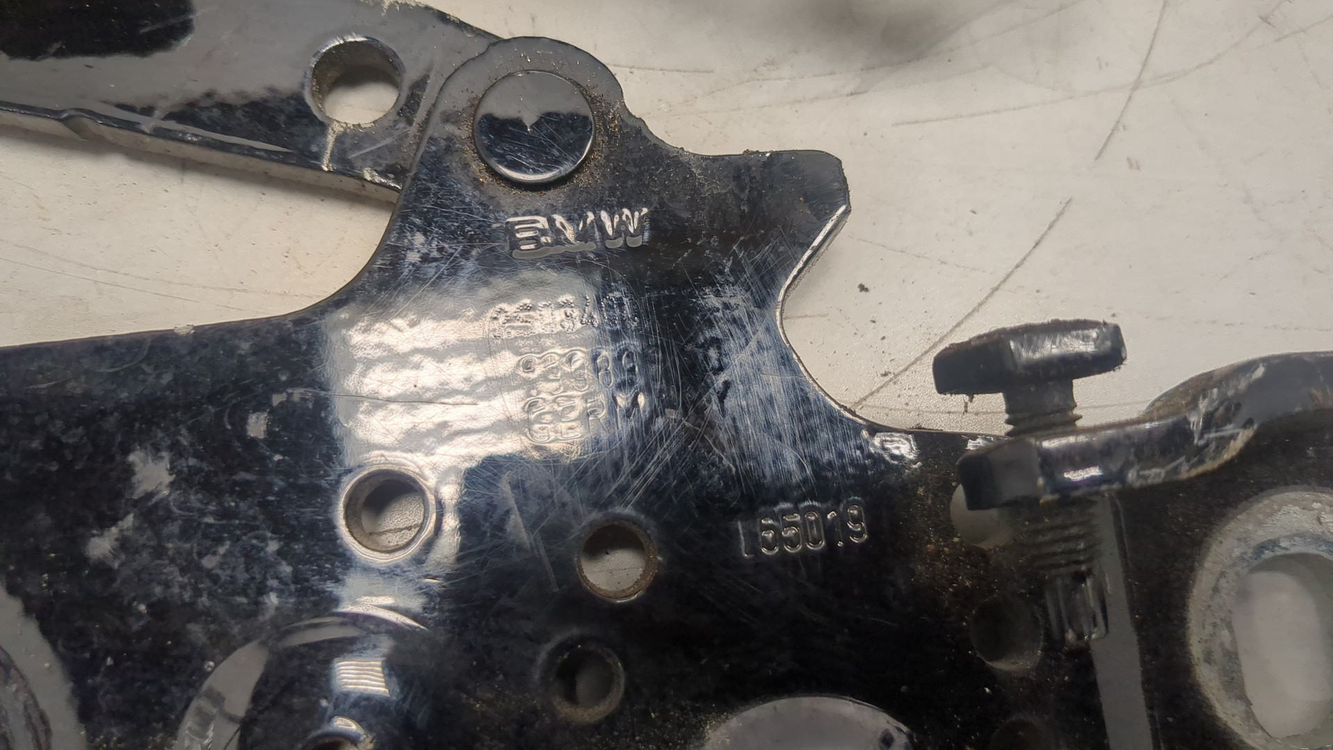 Петля капота левая