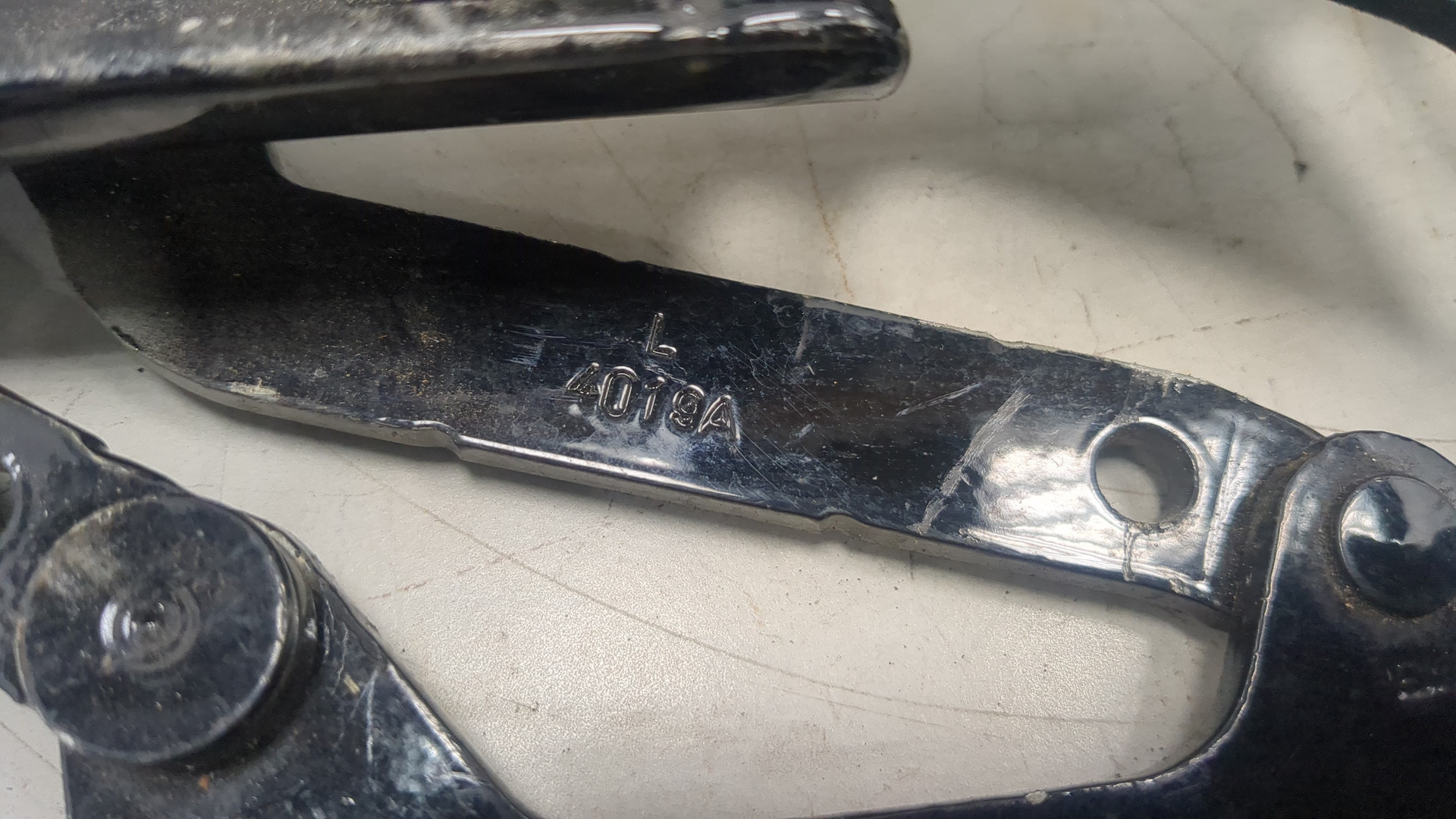 Петля капота левая