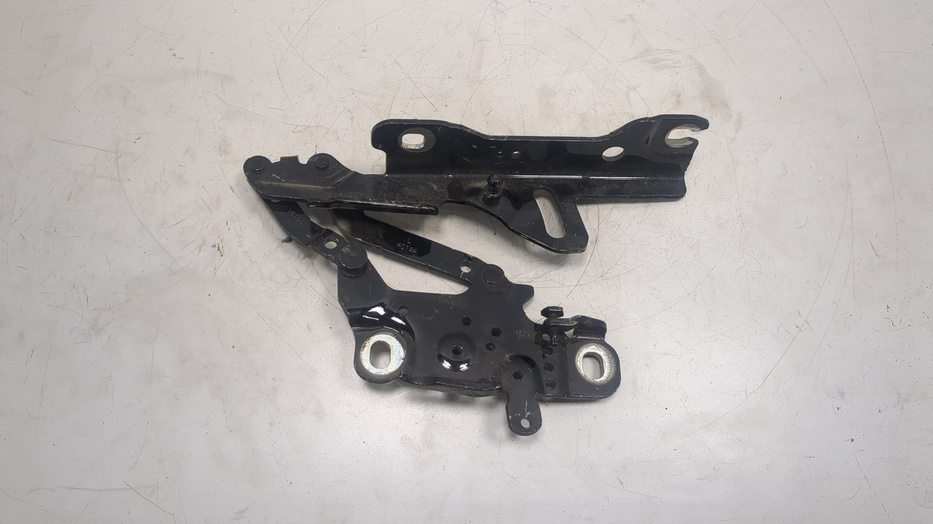 Петля капота левая