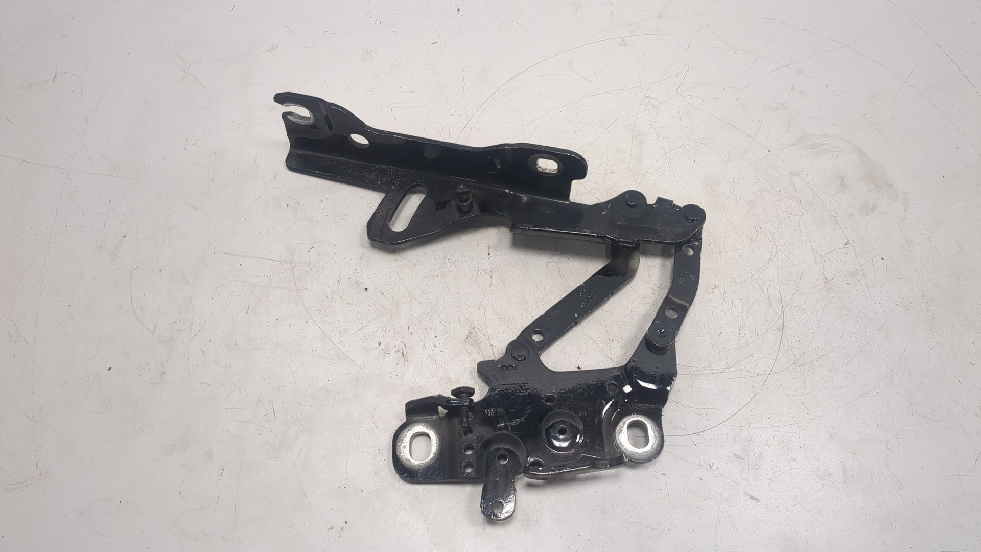 Петля капота правая