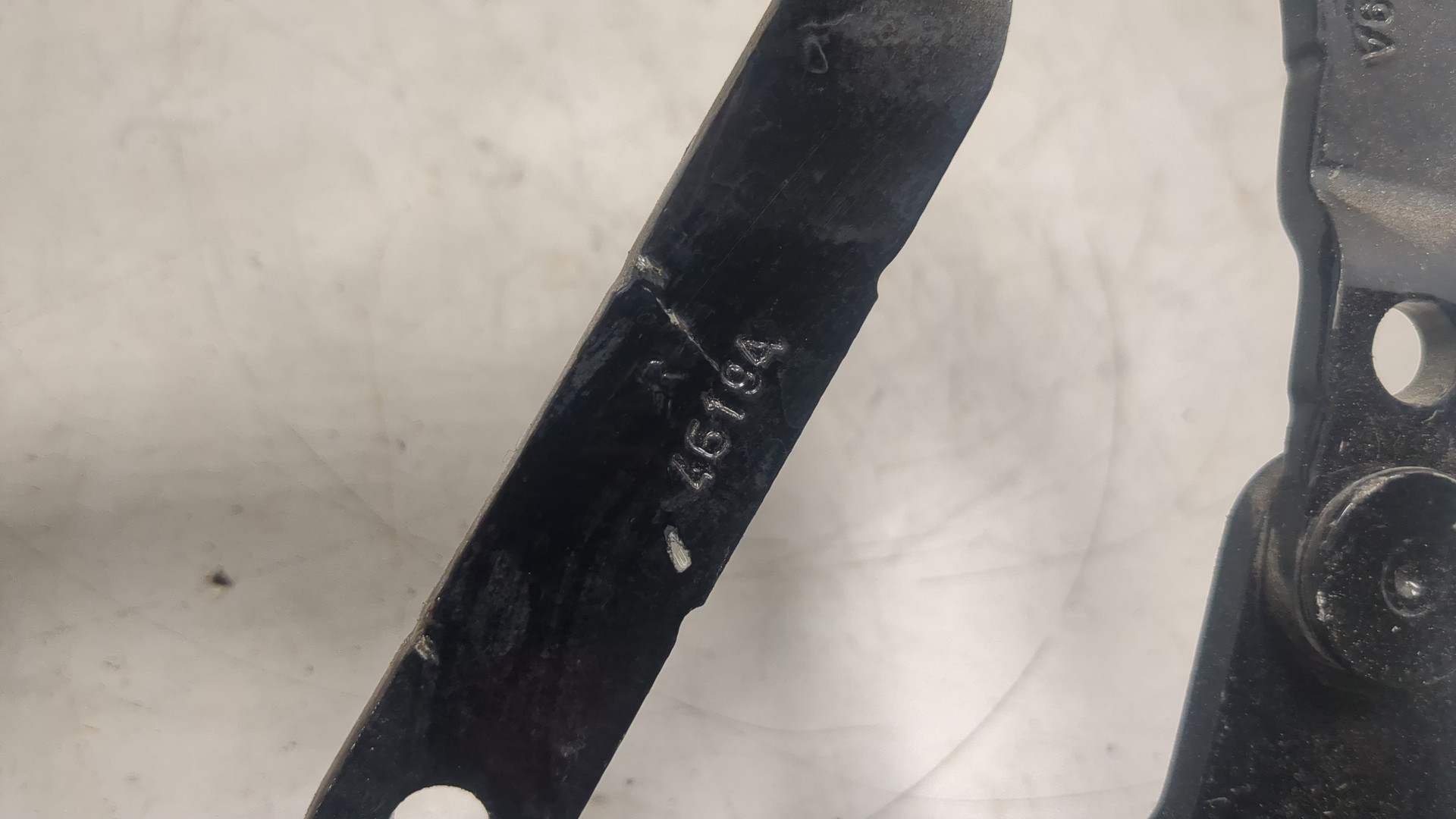 Петля капота правая