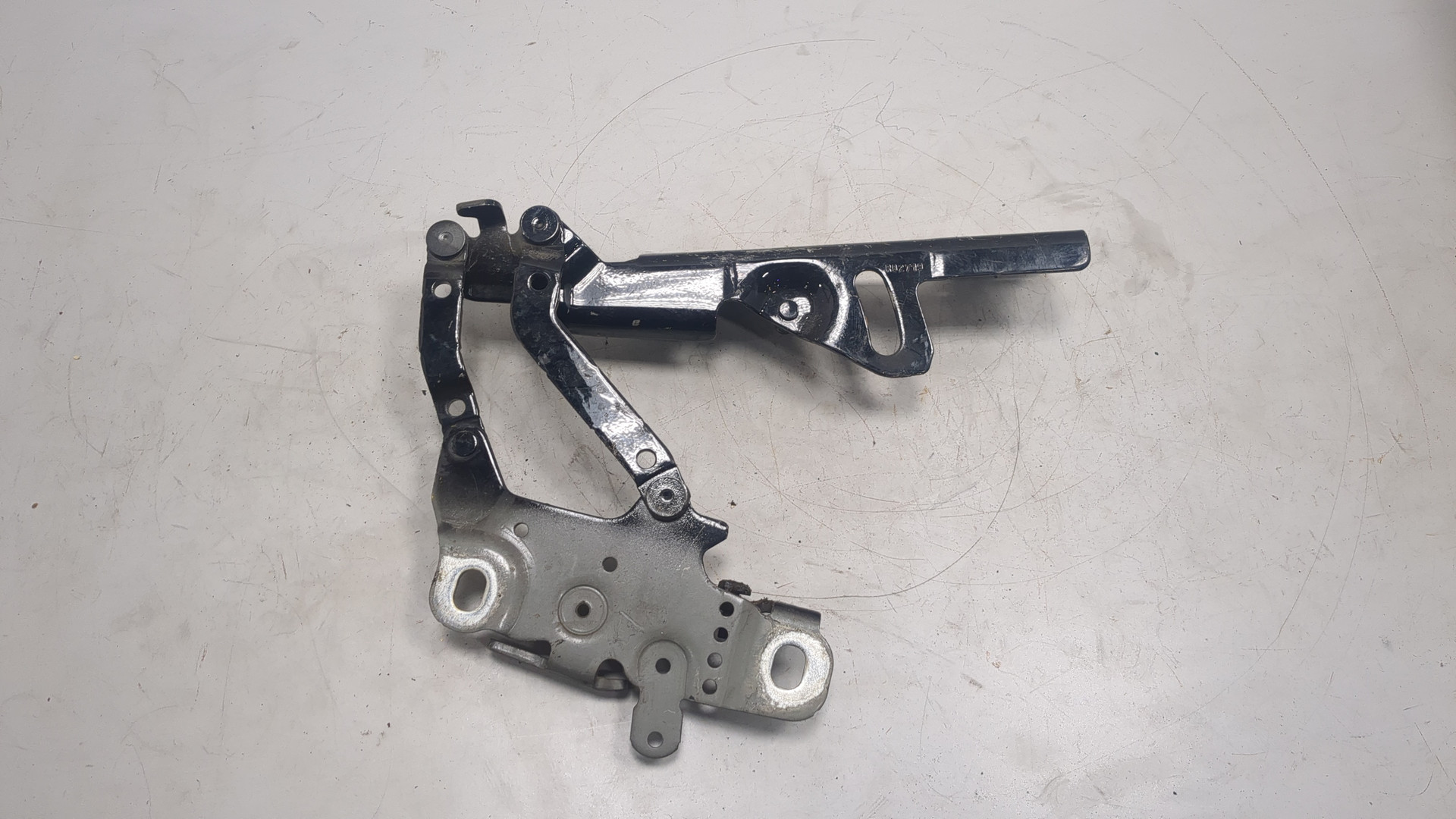 Петля капота правая