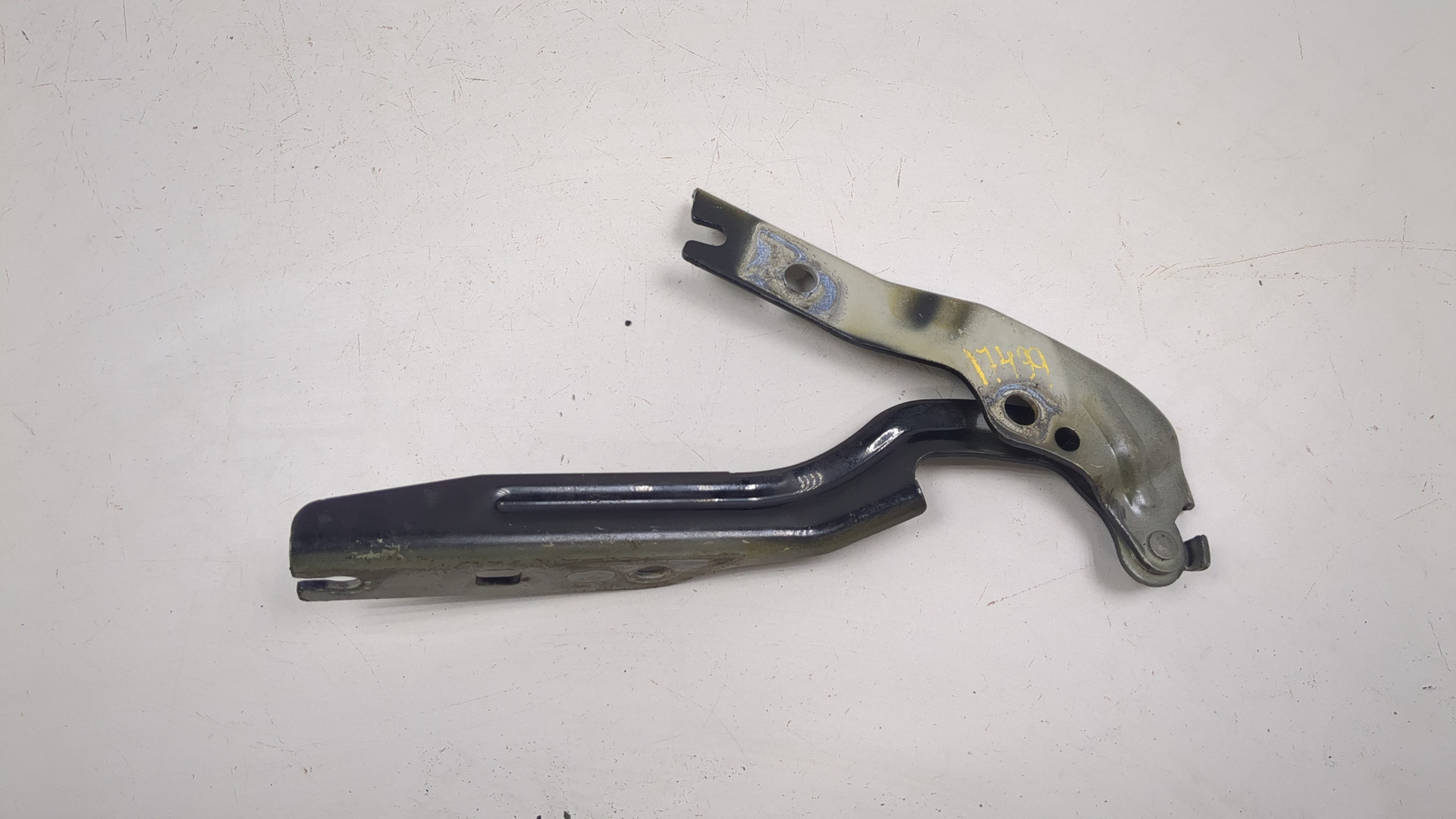 Петля капота правая