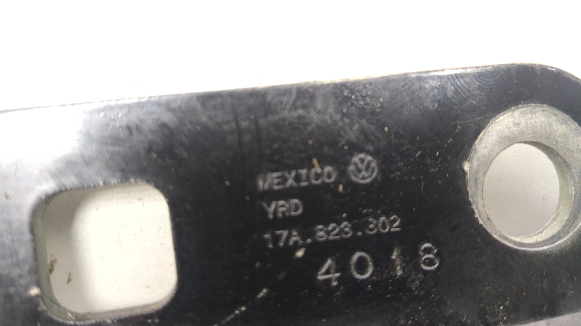 Петля капота правая