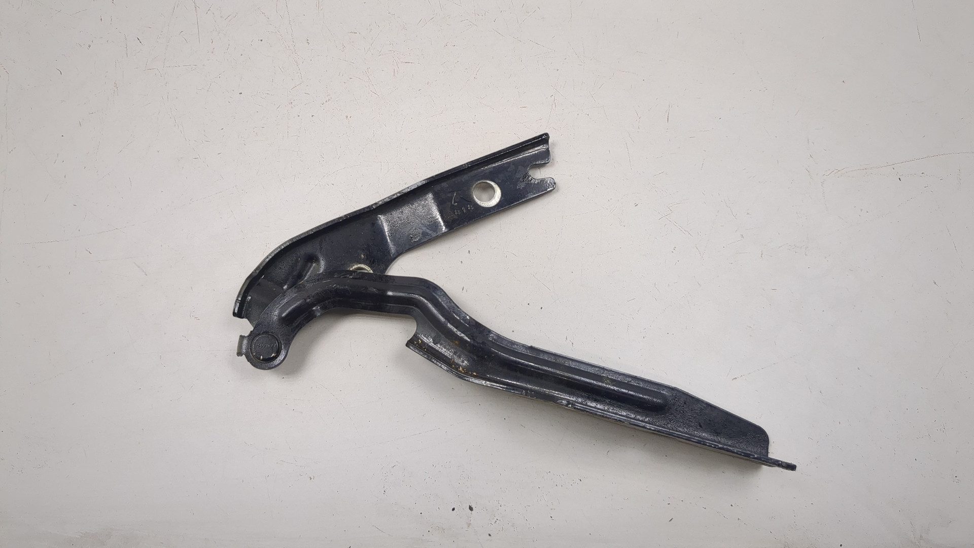 Петля капота правая