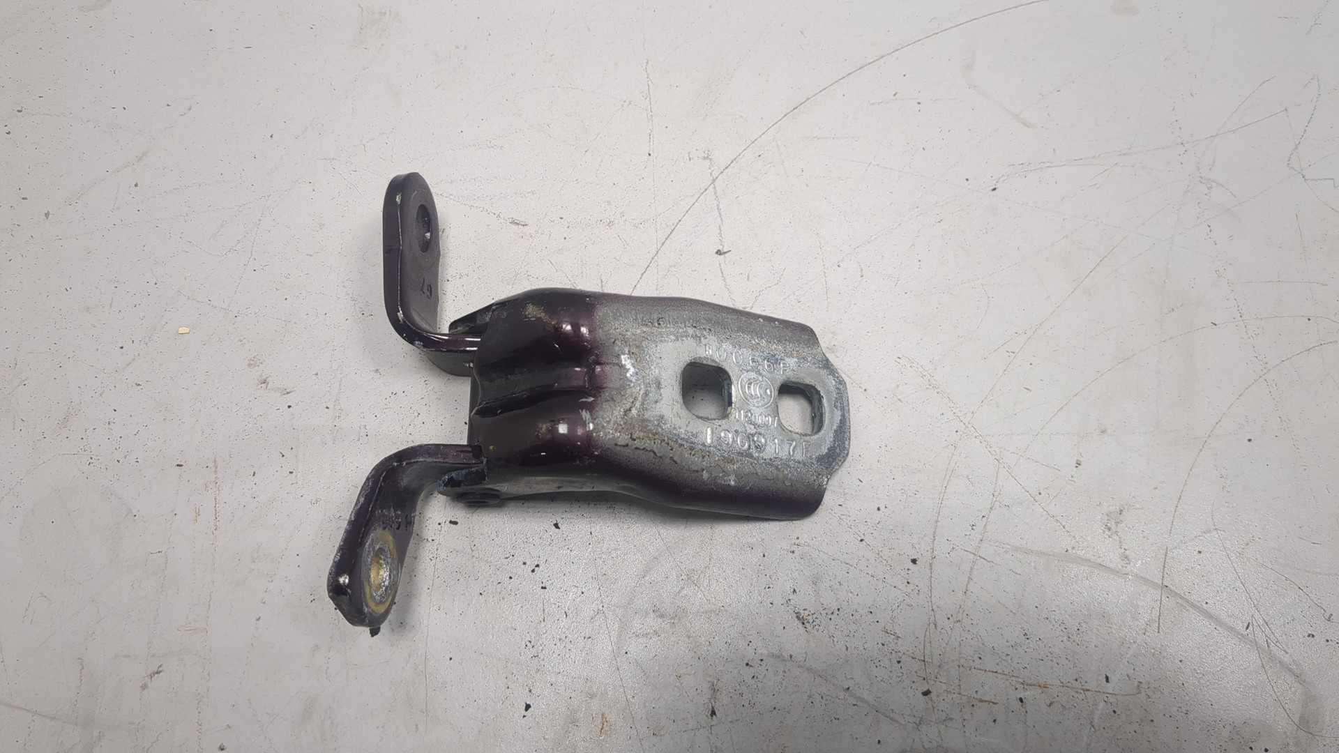 Петля двери