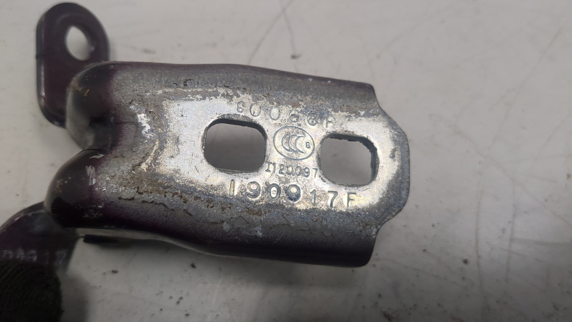 Петля двери