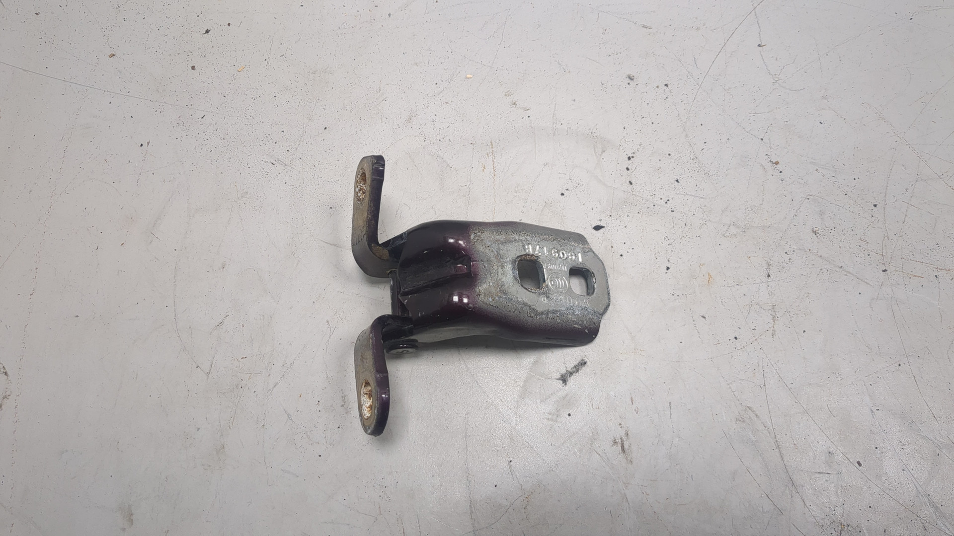 Петля двери