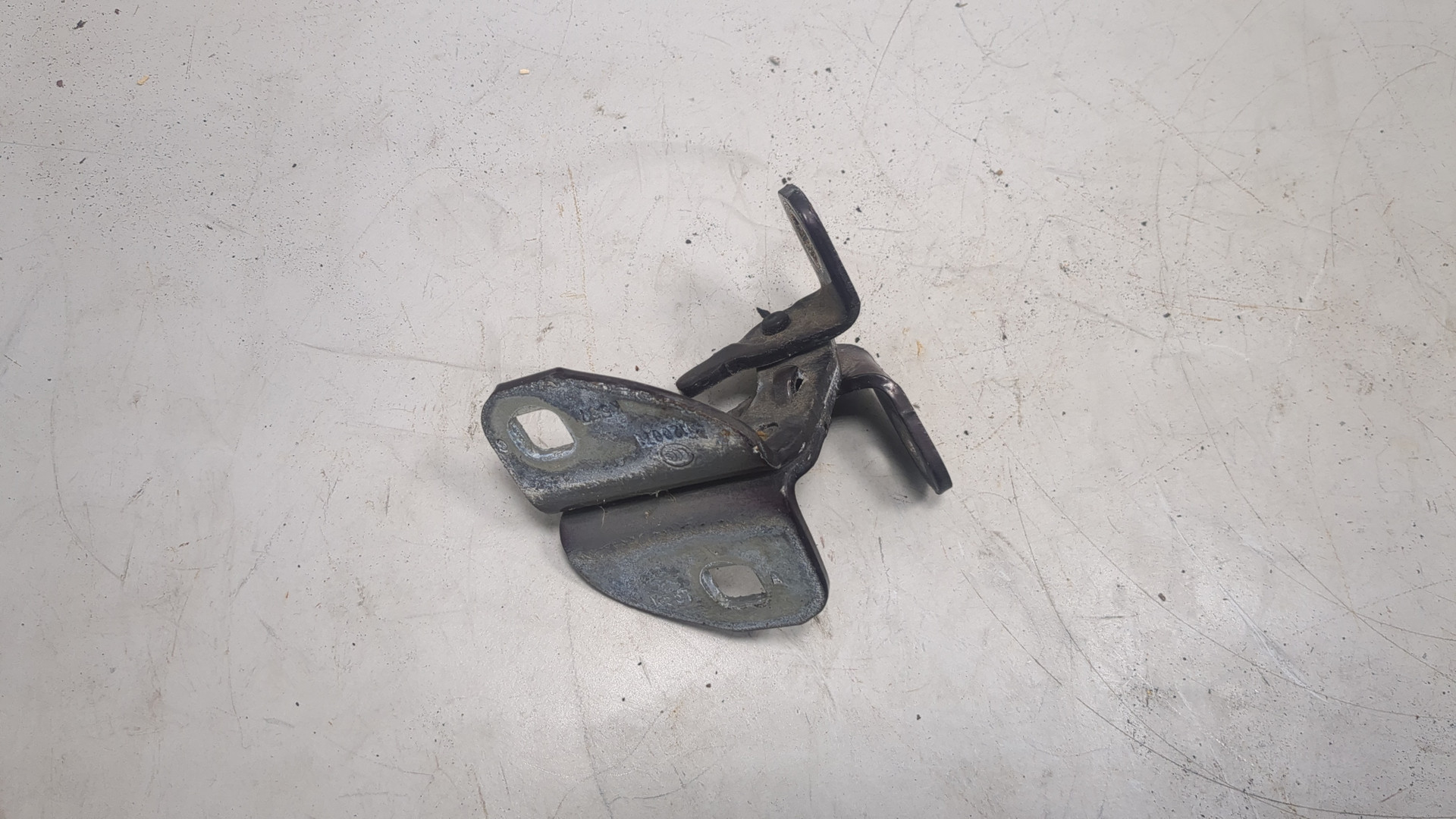 Петля двери