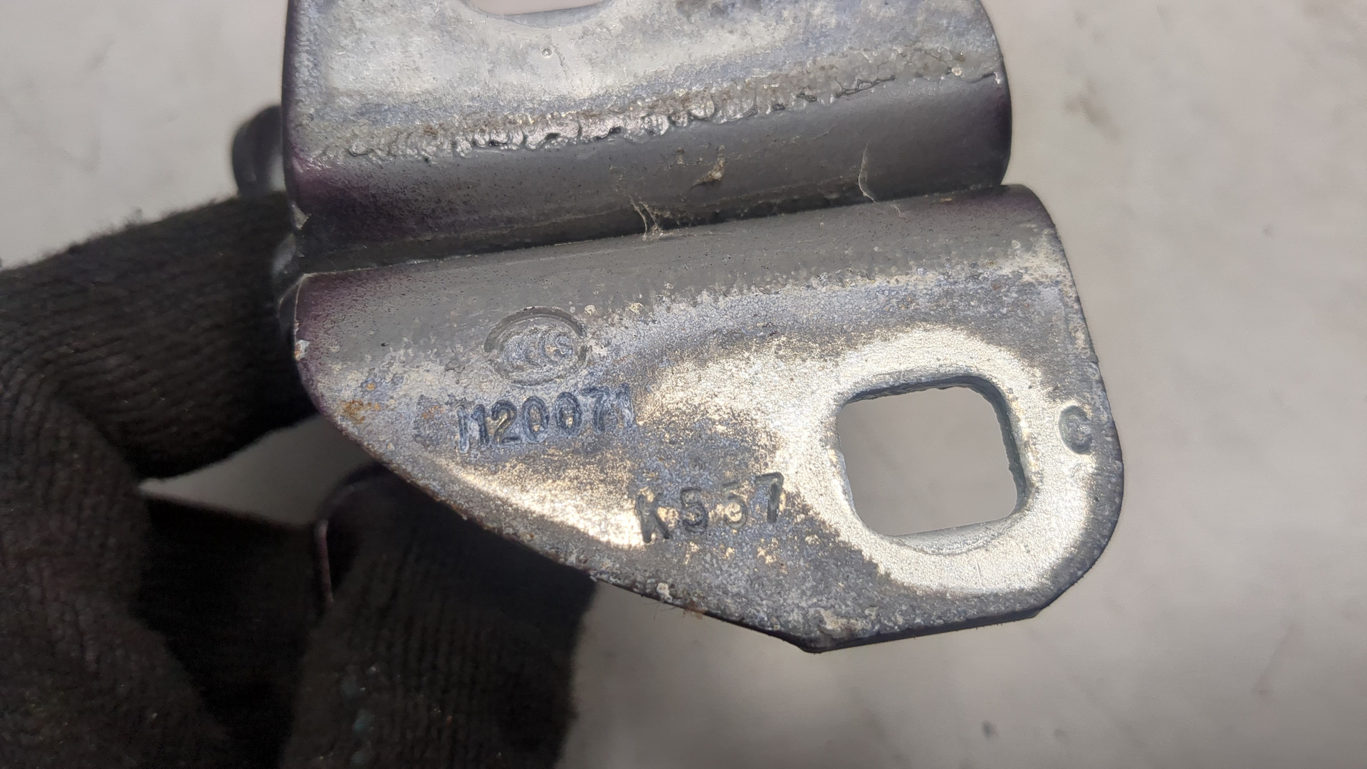 Петля двери