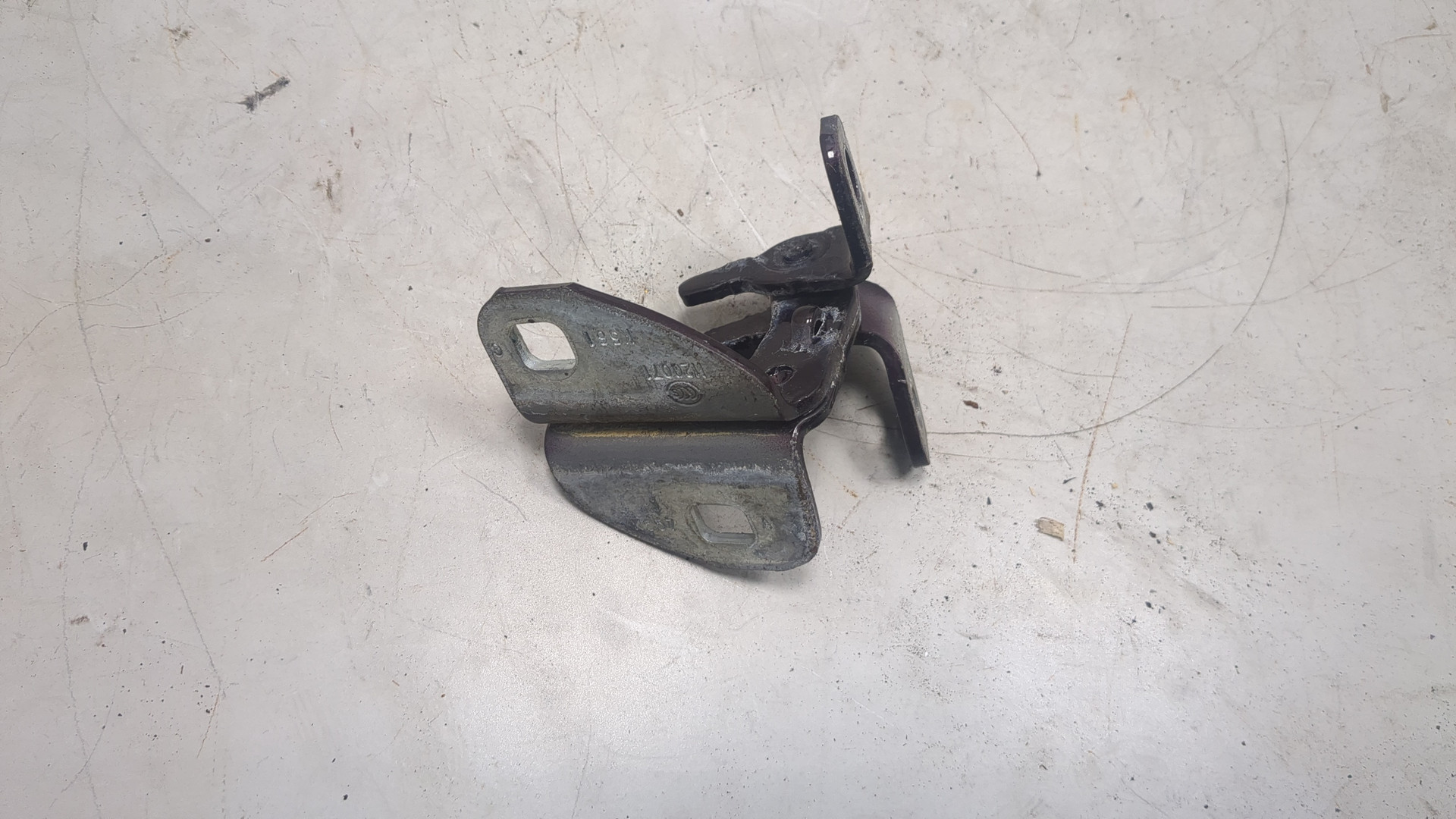 Петля двери