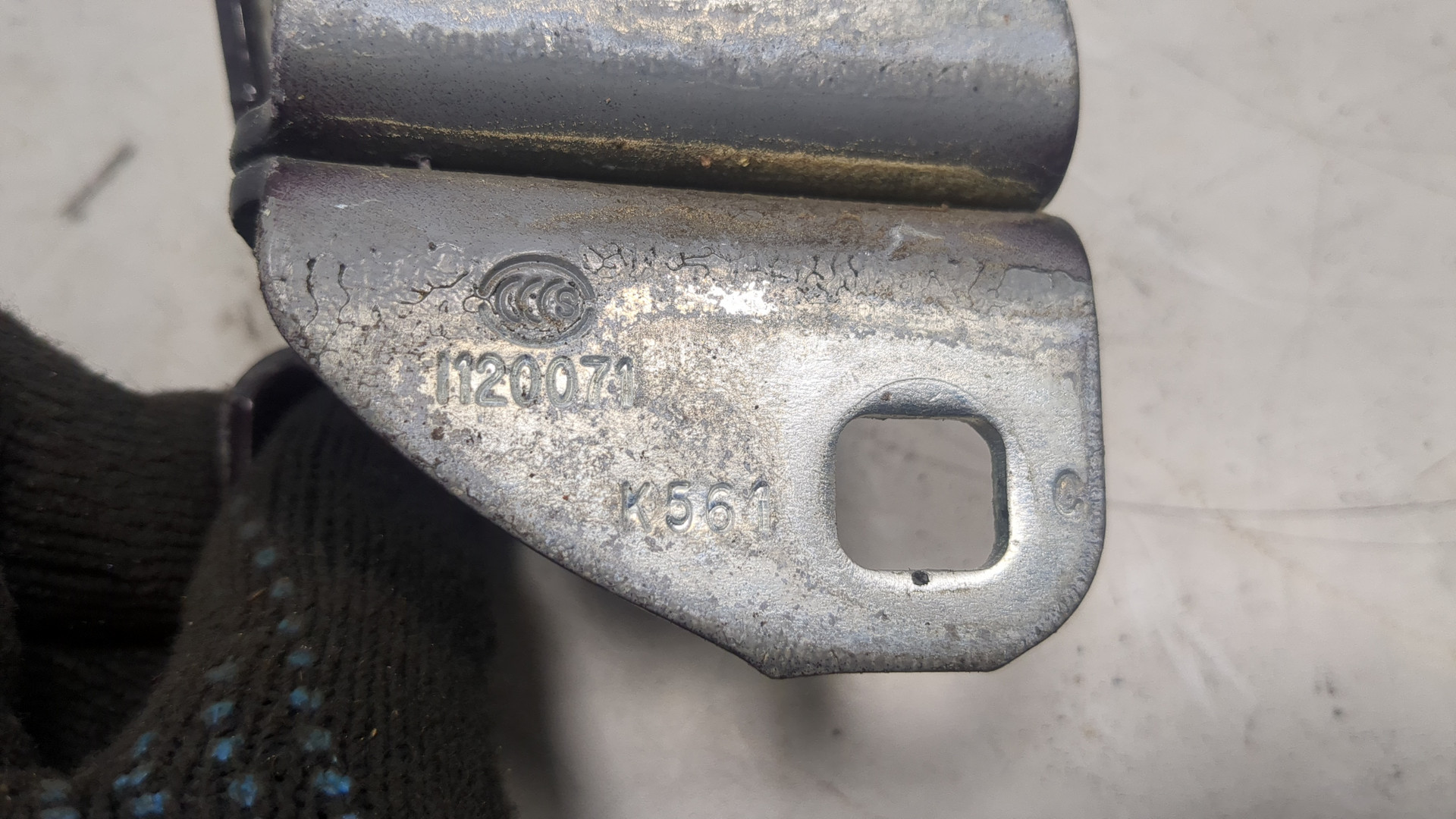 Петля двери