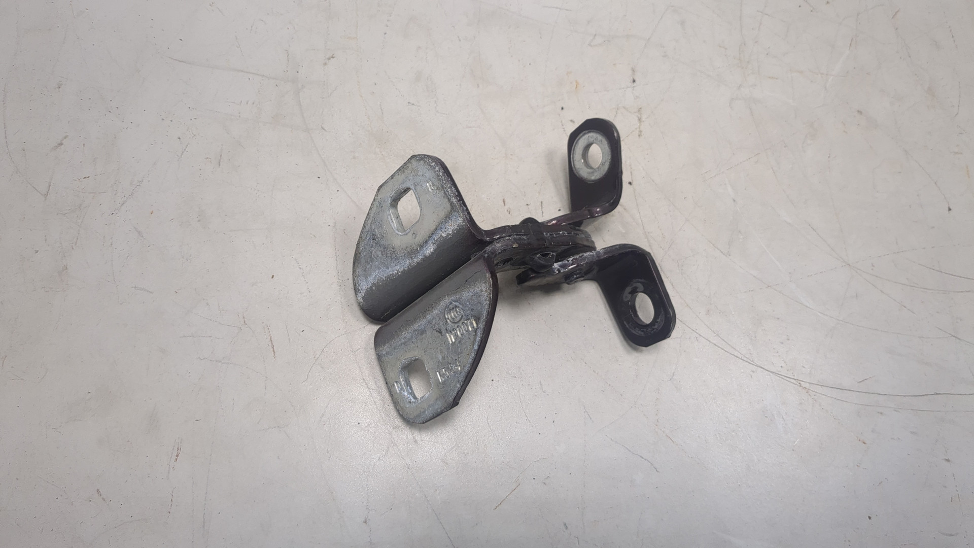 Петля двери