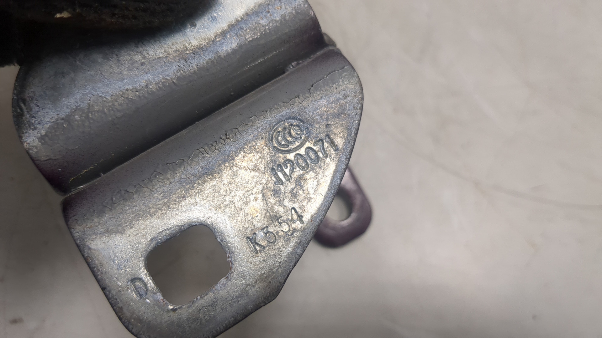 Петля двери