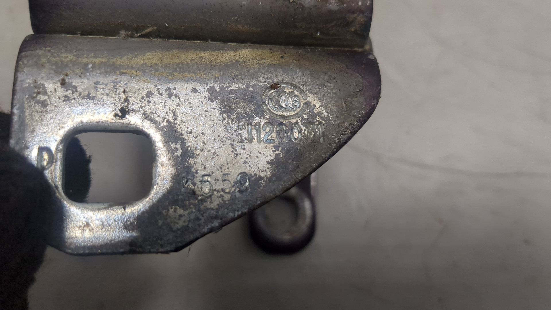 Петля двери