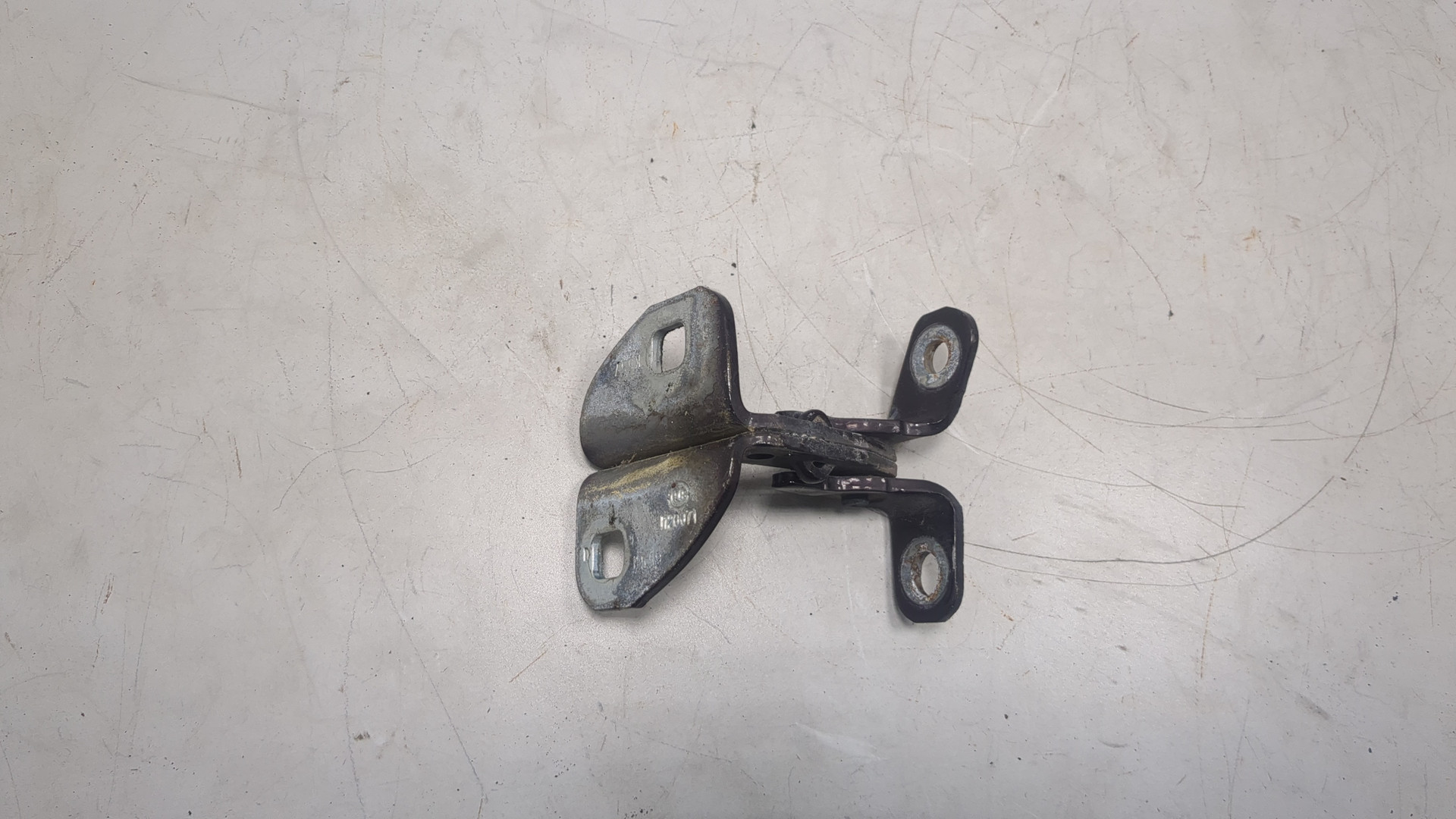 Петля двери