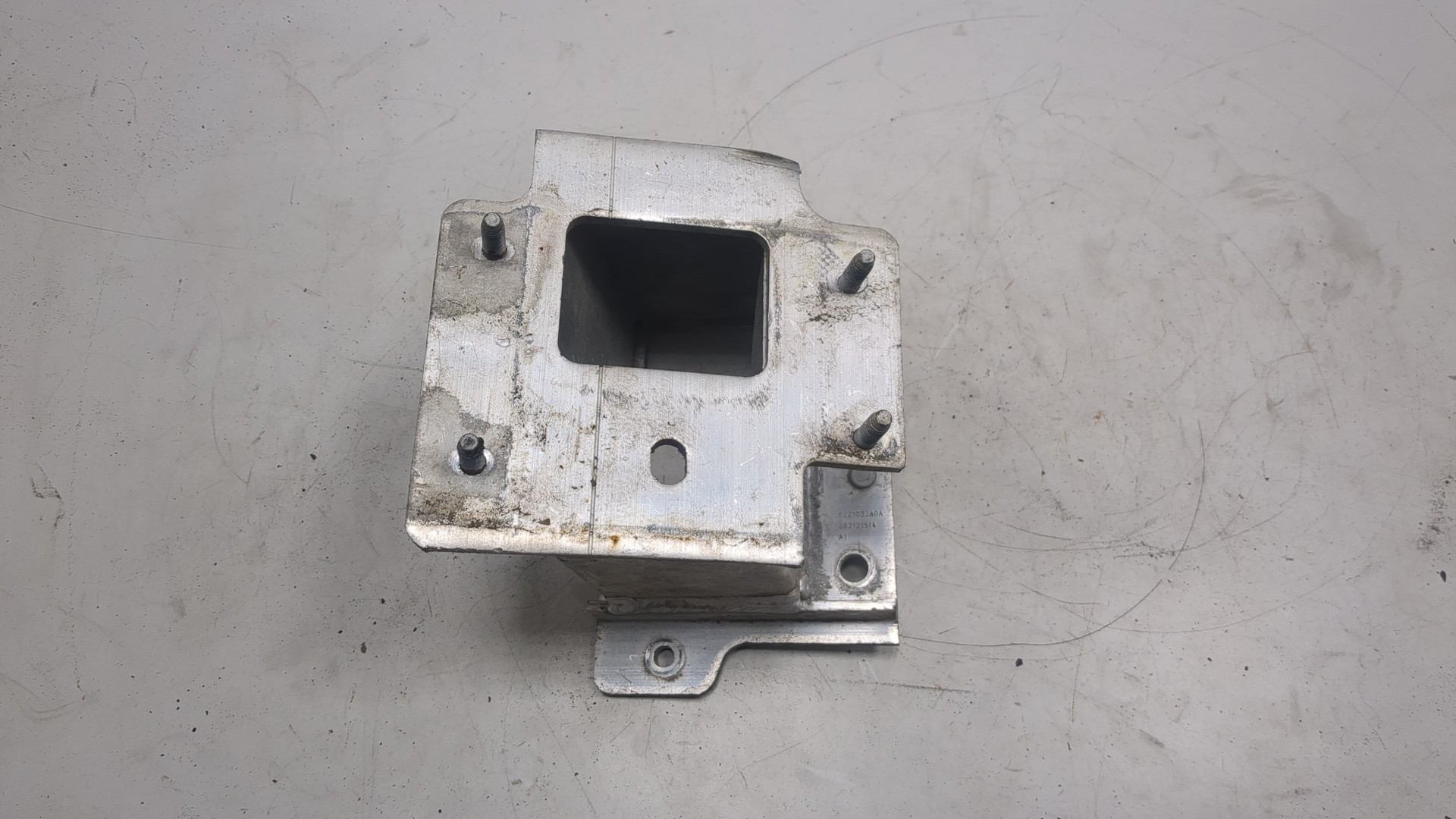 Кронштейн усилителя переднего бампера правый