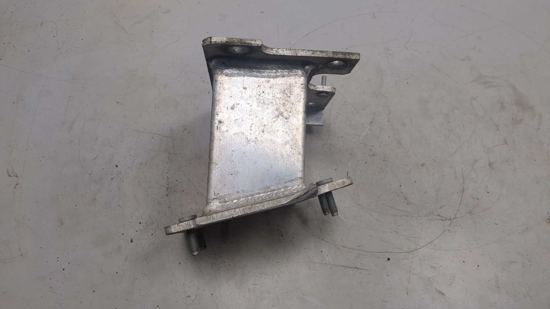 Кронштейн усилителя переднего бампера правый