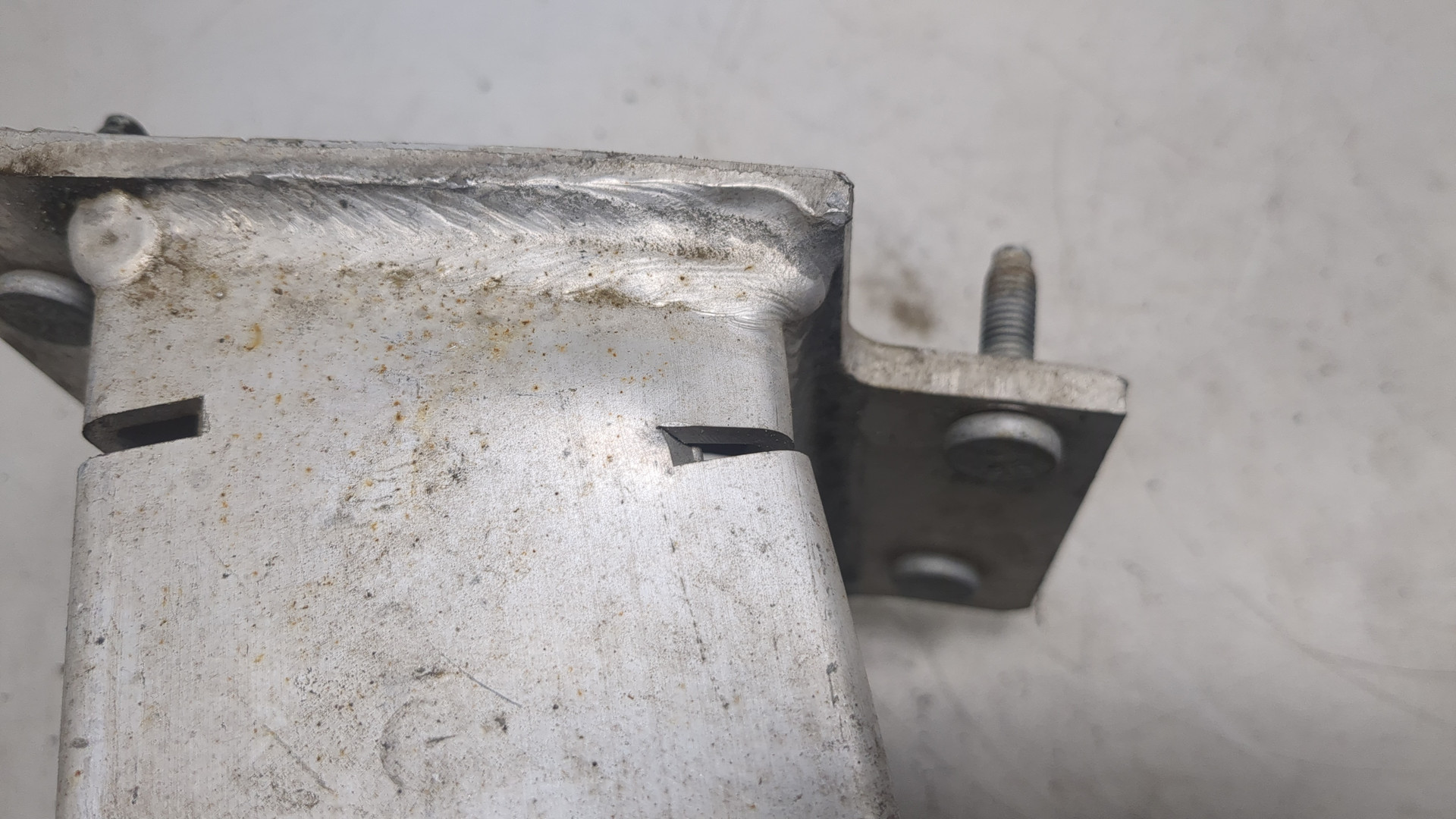 Кронштейн усилителя переднего бампера правый