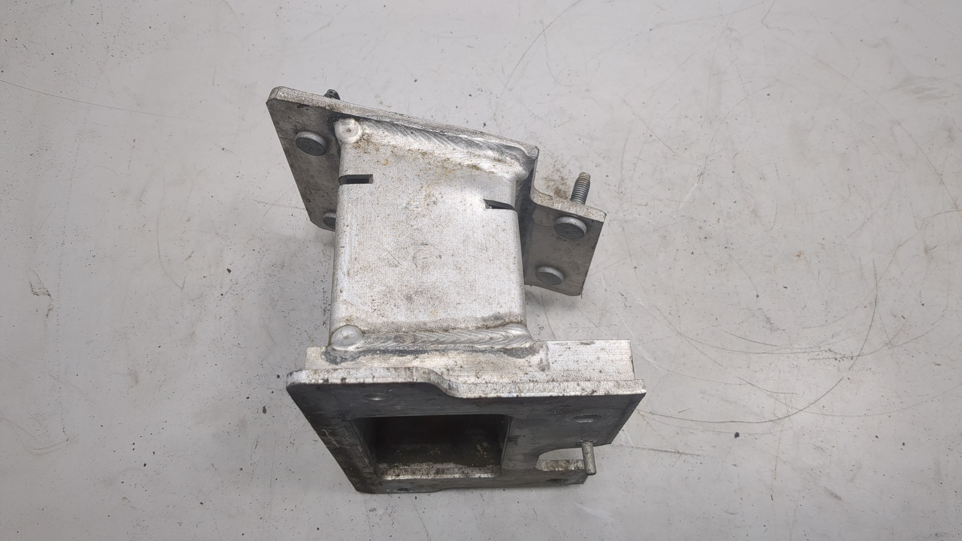 Кронштейн усилителя переднего бампера правый