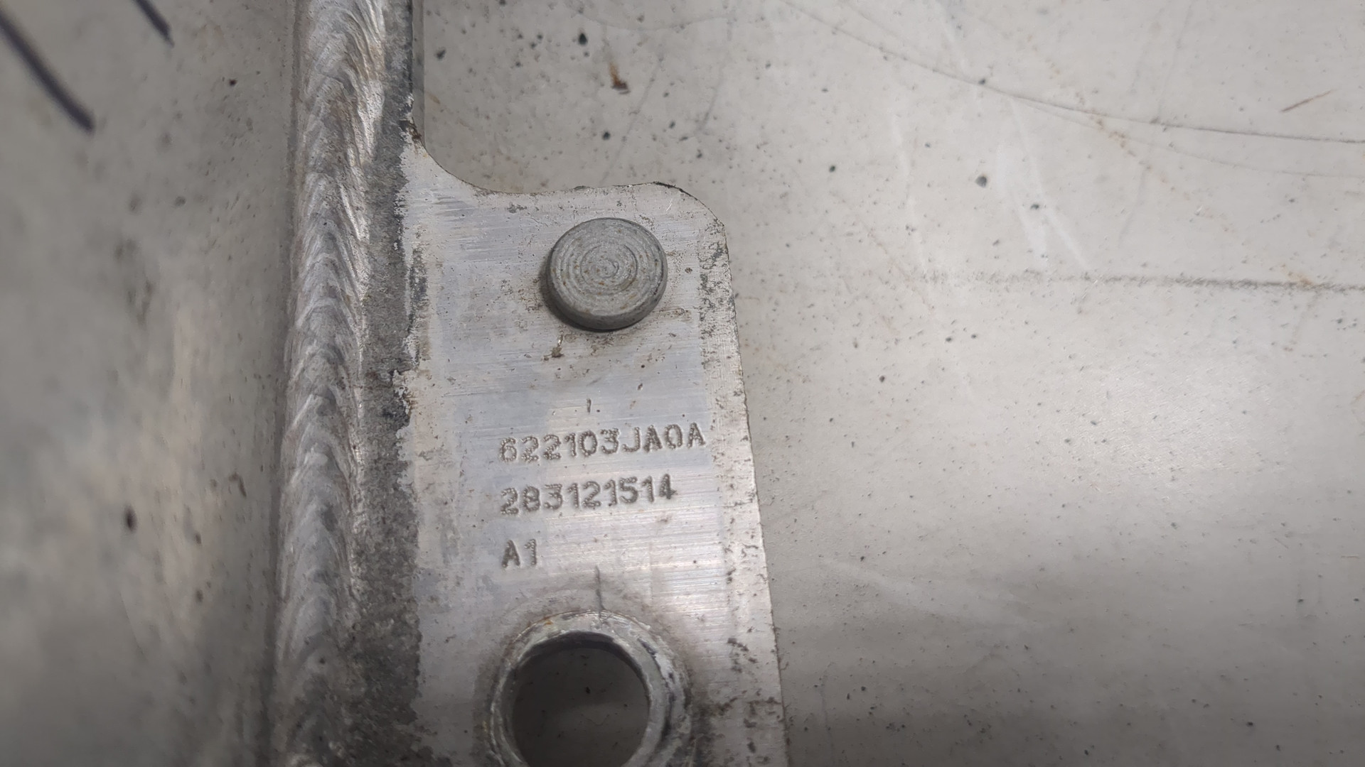 Кронштейн усилителя переднего бампера правый