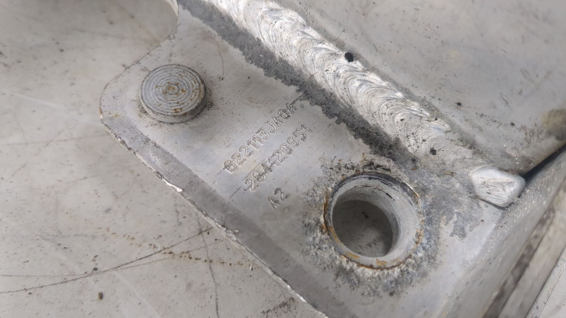 Кронштейн усилителя переднего бампера левый