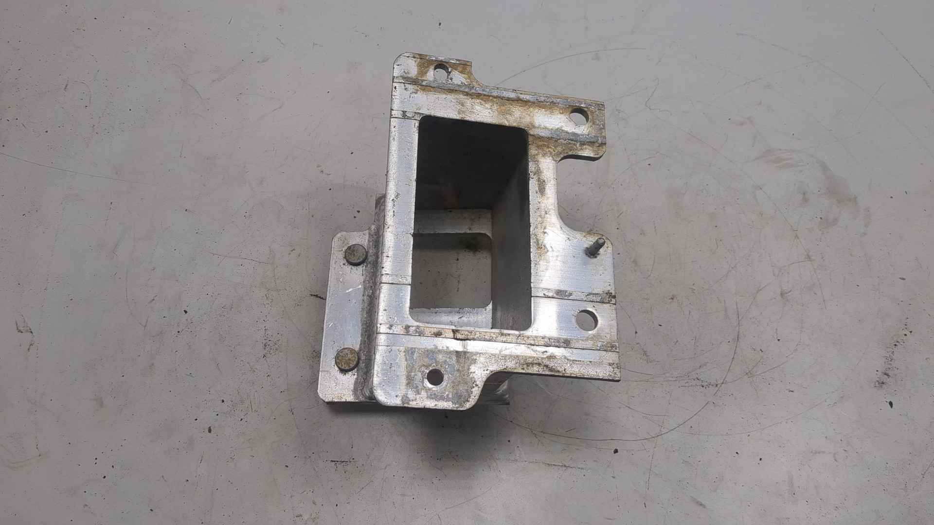 Кронштейн усилителя переднего бампера левый