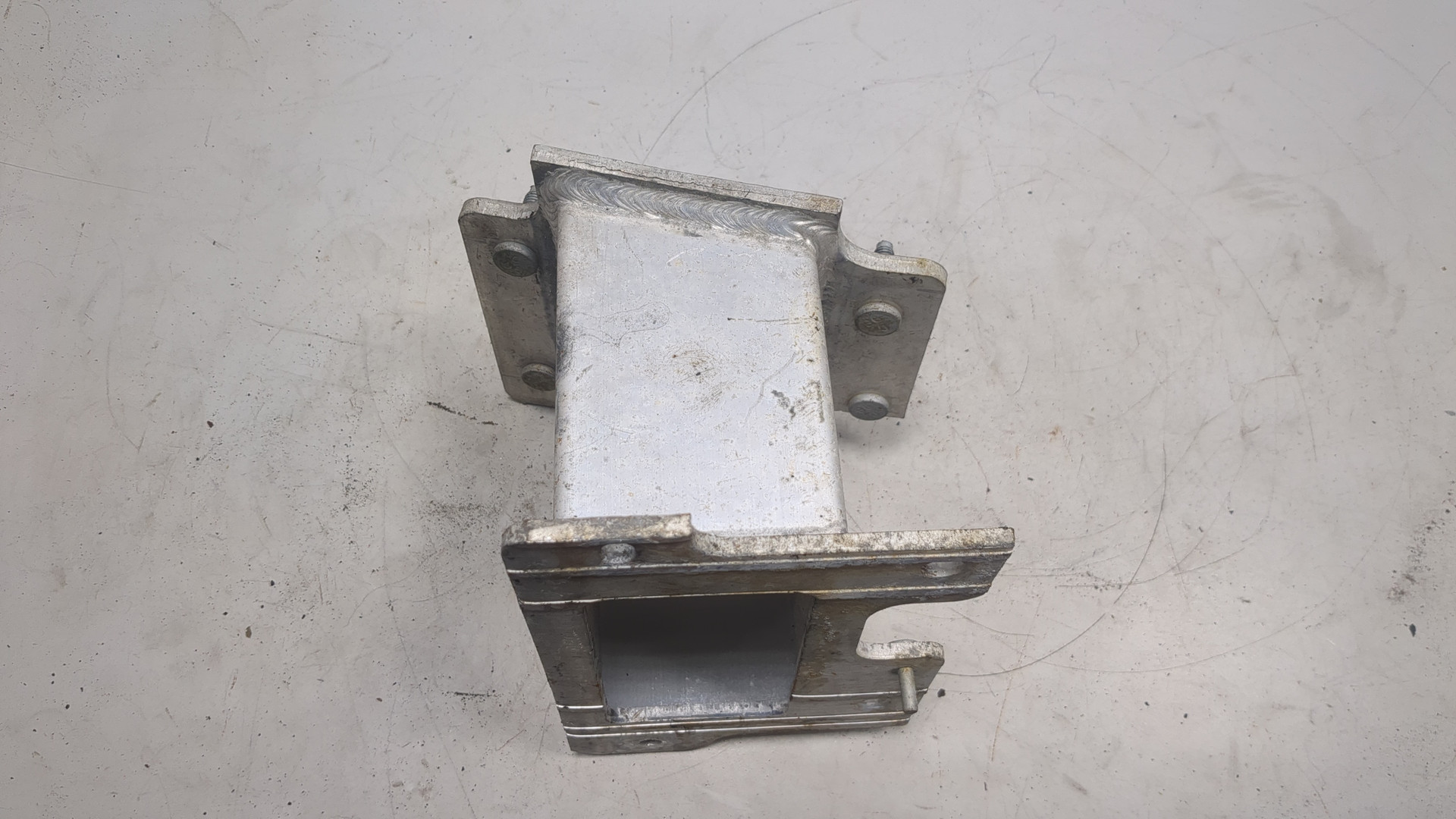 Кронштейн усилителя переднего бампера левый