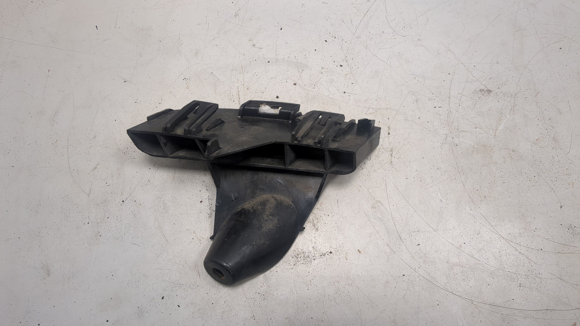 Кронштейн заднего бампера правый