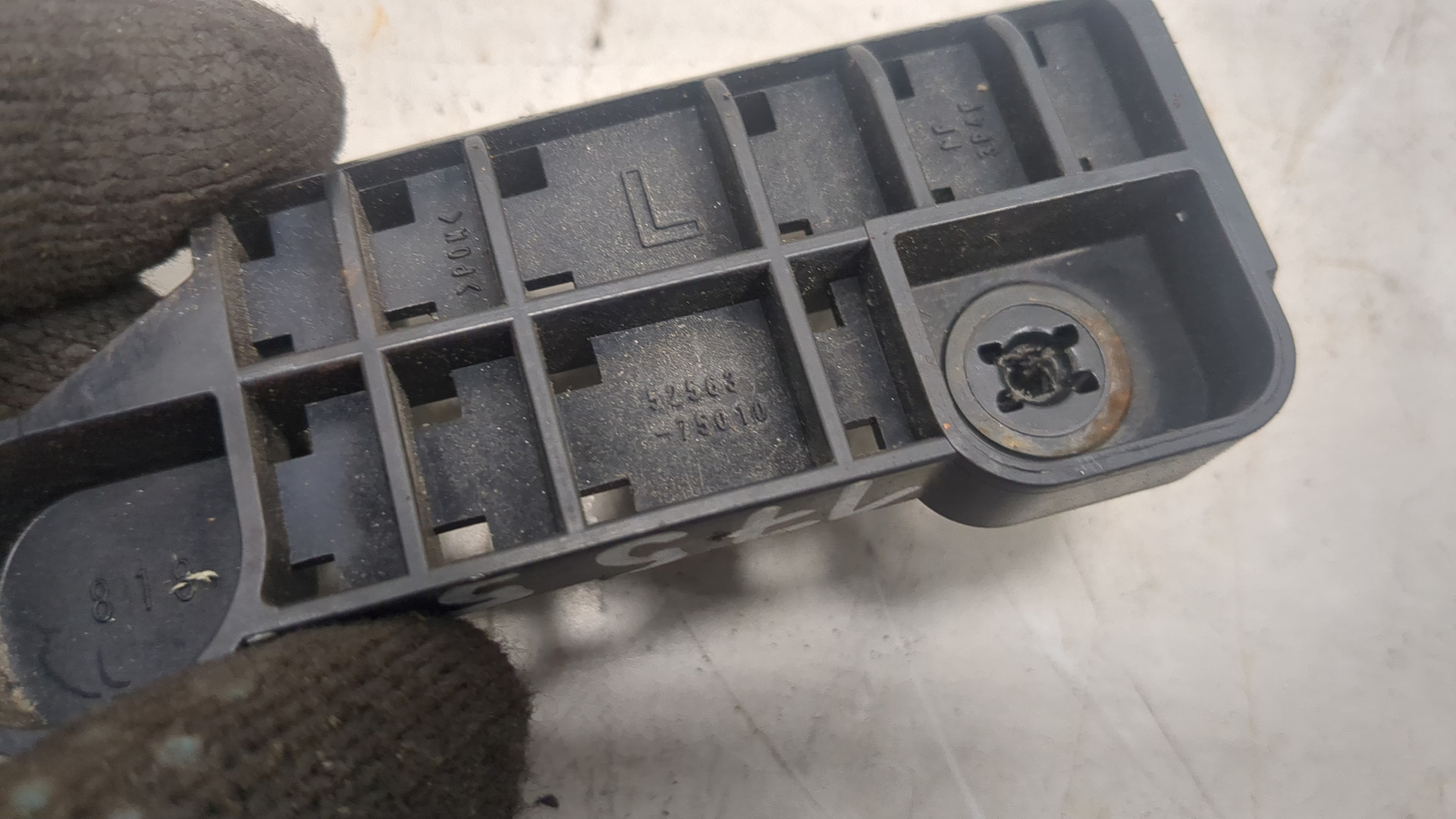 Кронштейн заднего бампера левый