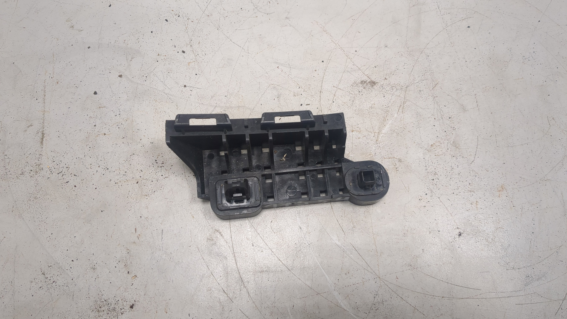 Кронштейн заднего бампера левый