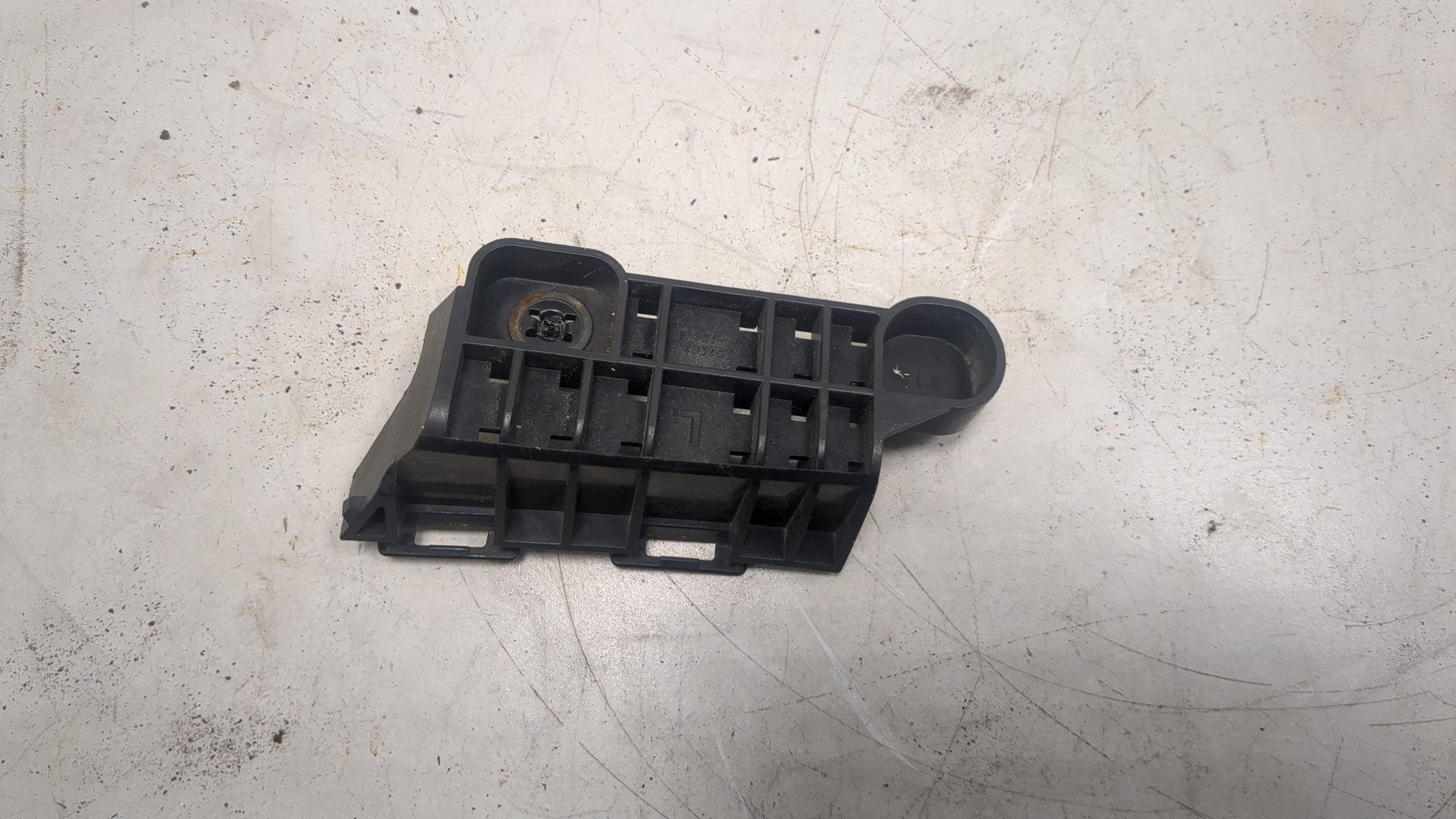 Кронштейн заднего бампера левый