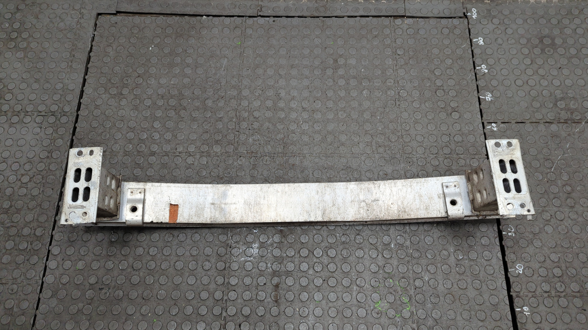 Усилитель переднего бампера