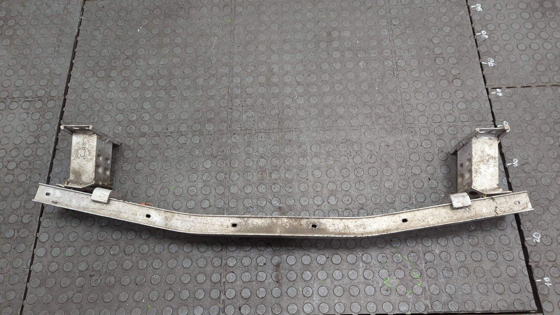 Усилитель переднего бампера