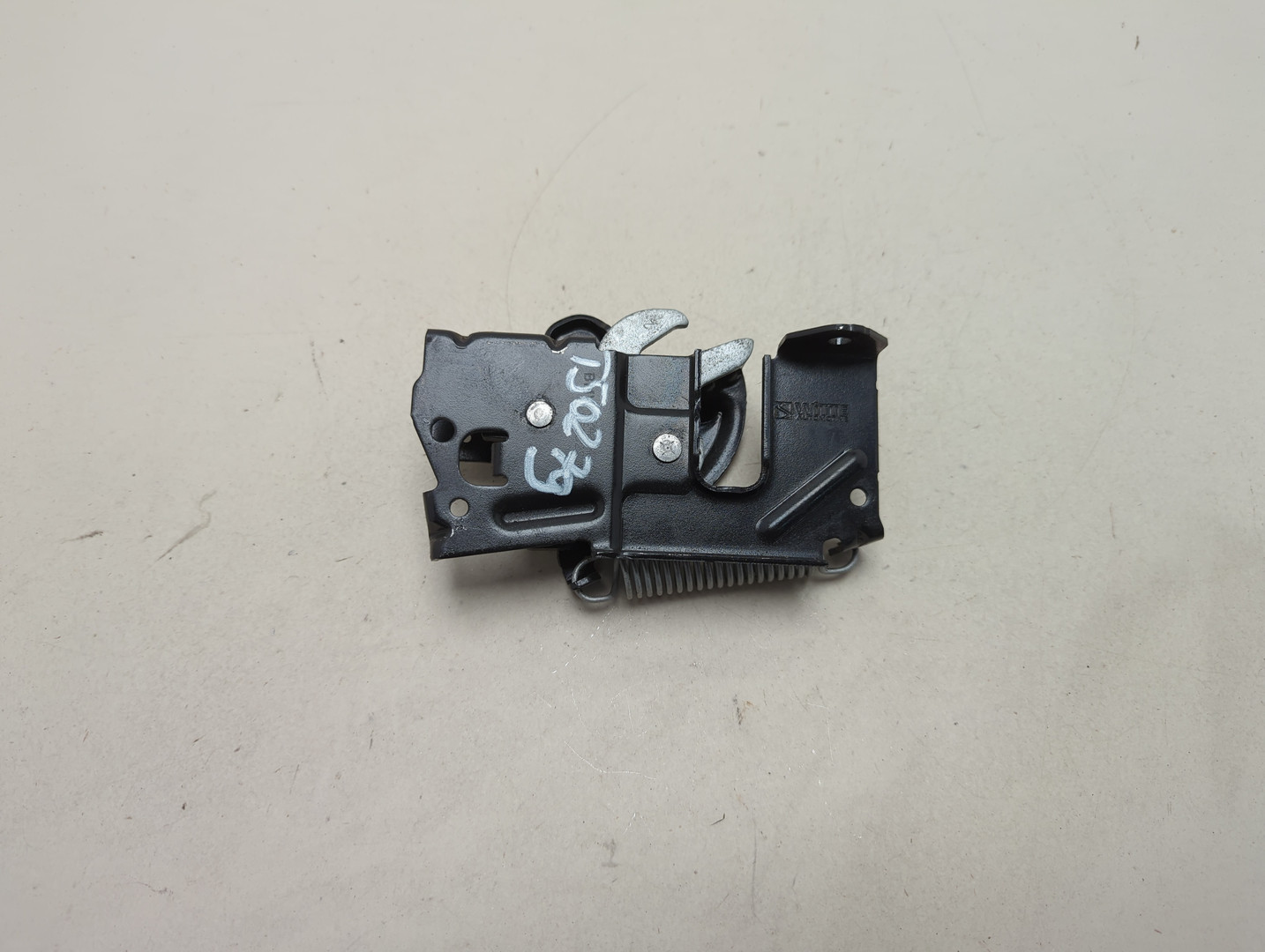 Замок капота