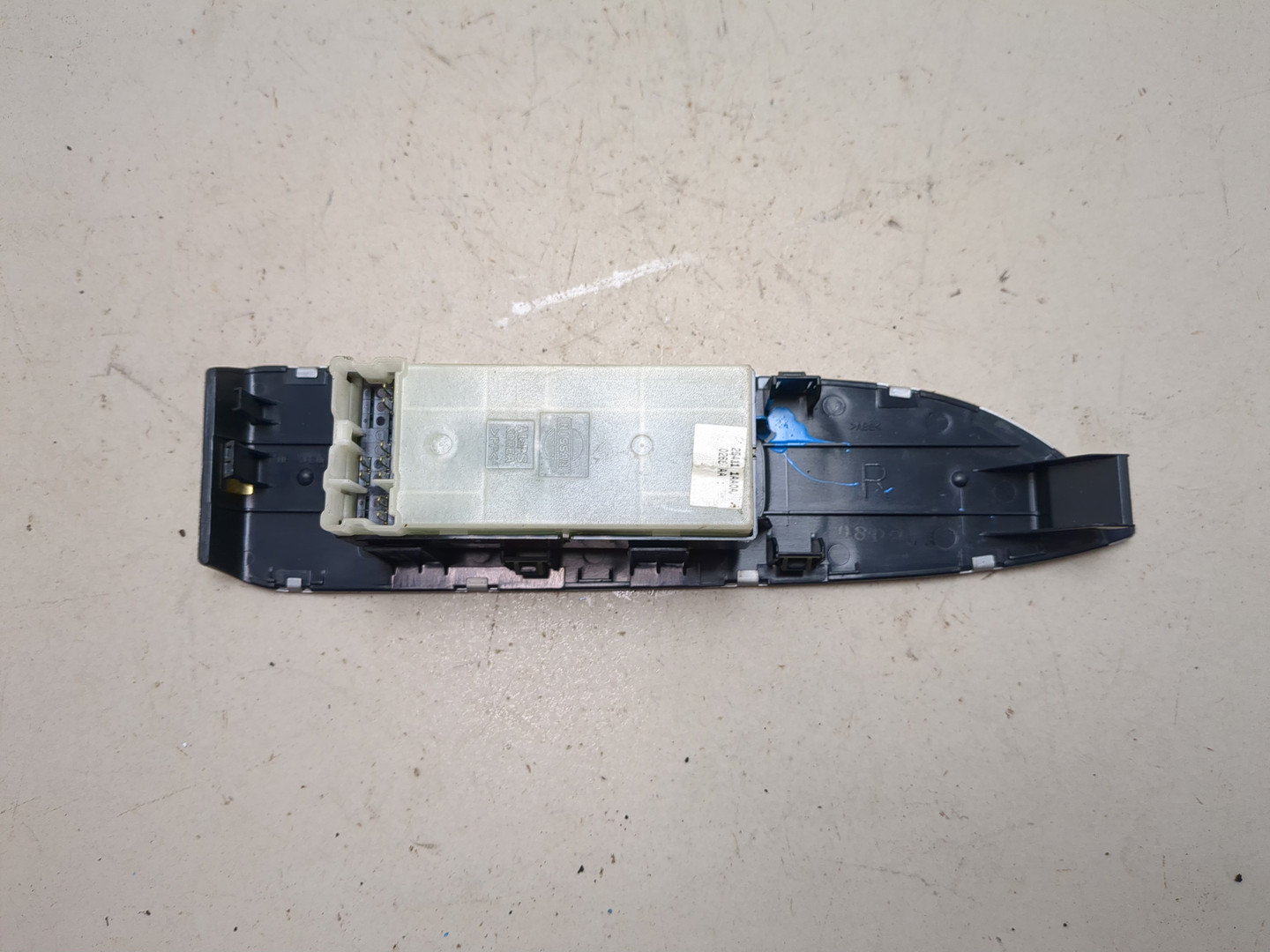 Кнопка стеклоподъемника