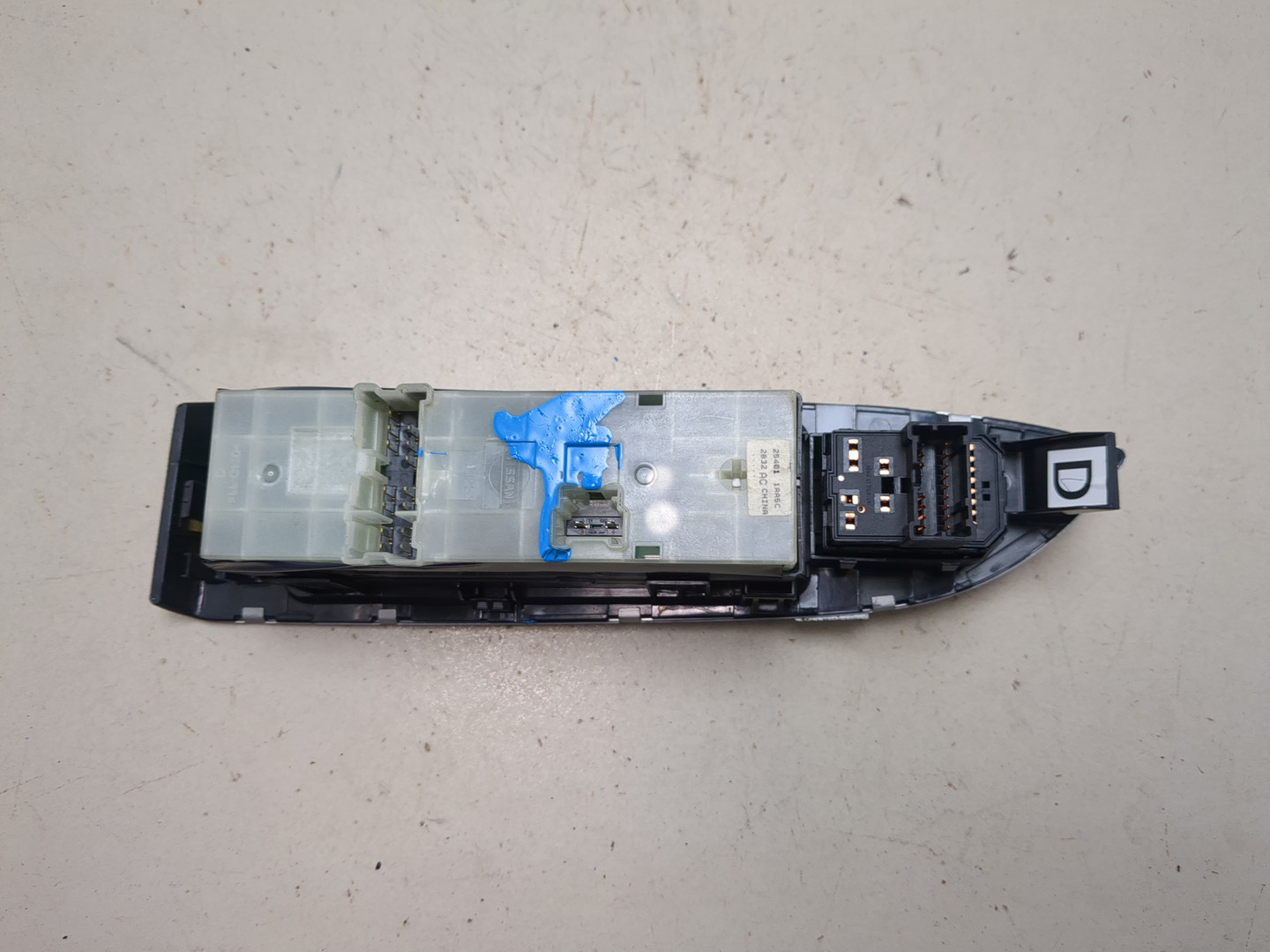 Кнопка стеклоподъемника