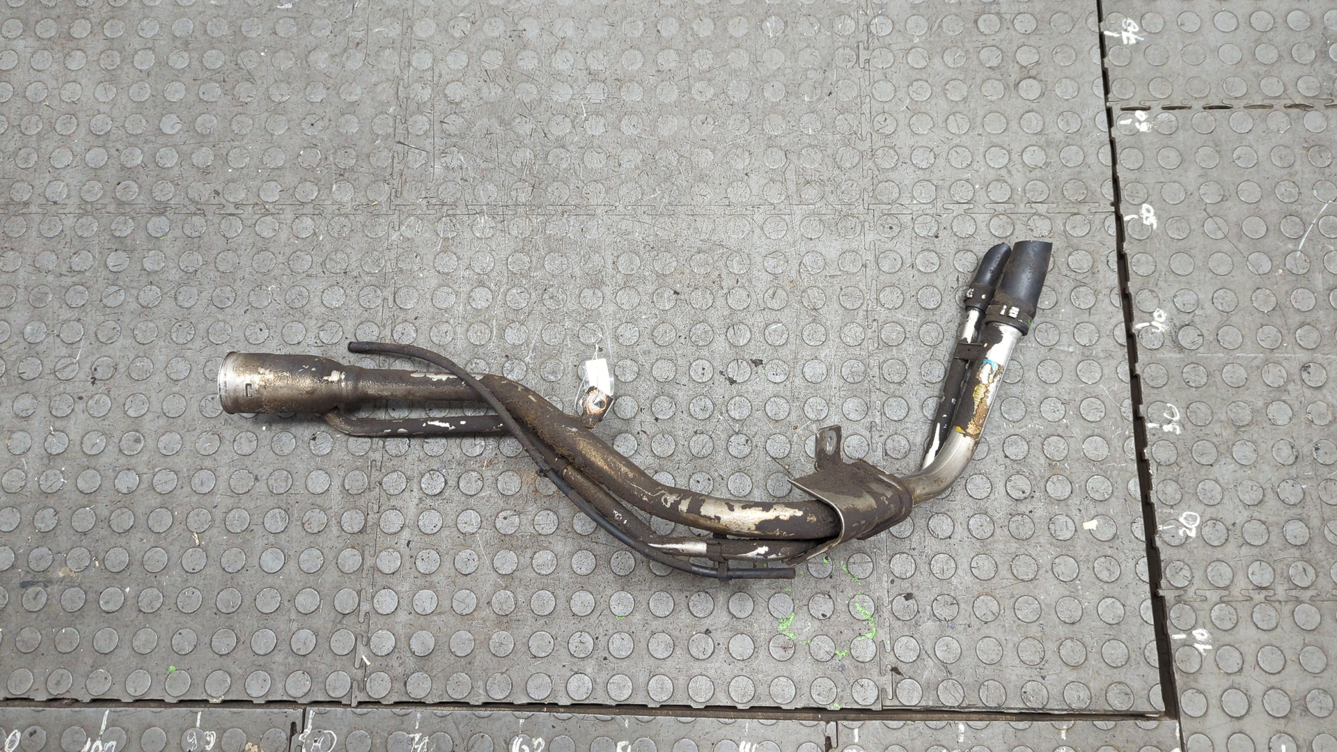 Горловина топливного бака