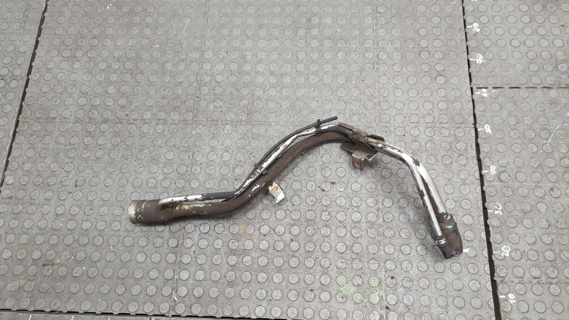 Горловина топливного бака