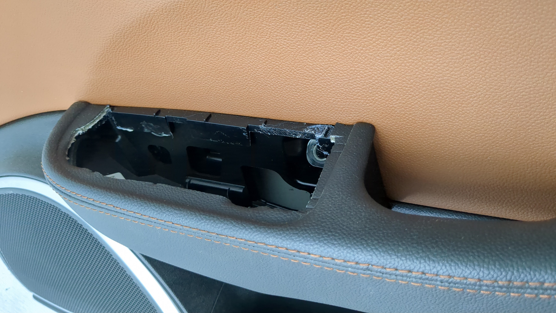 Обшивка двери передней правой