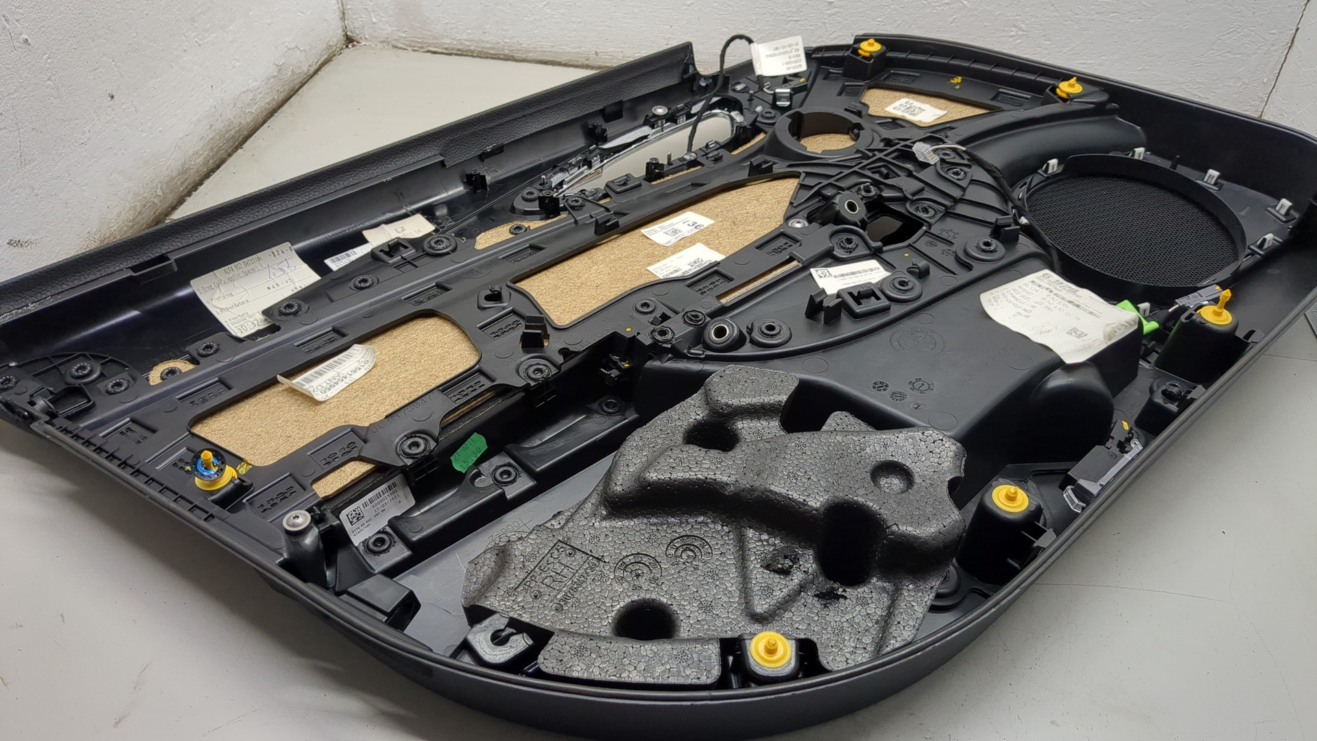 Обшивка двери передней правой