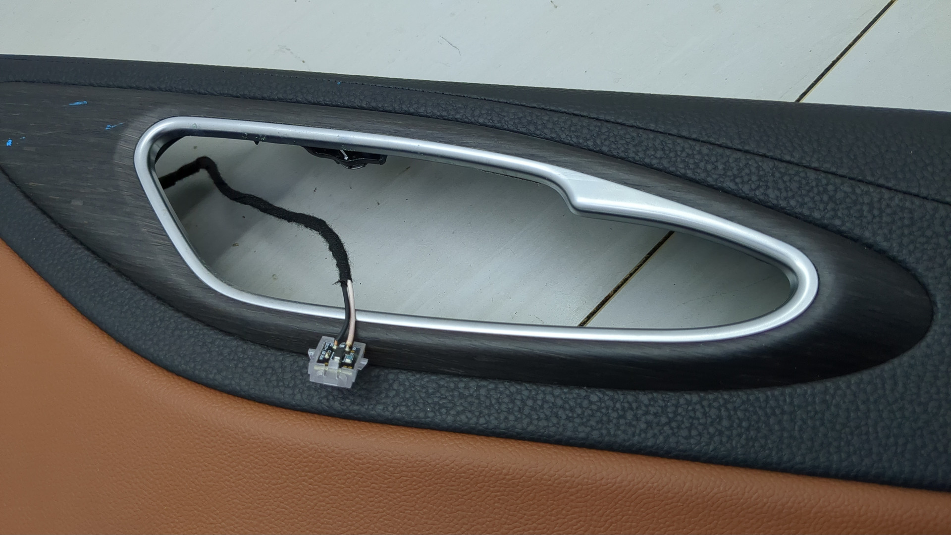 Обшивка двери передней правой