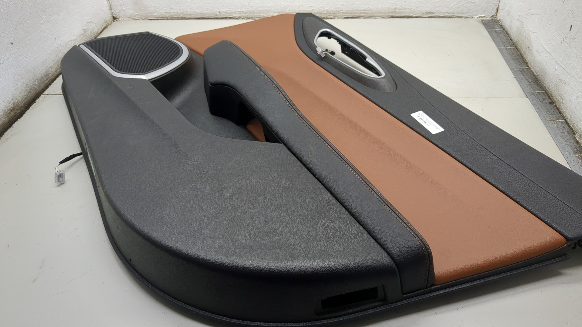 Обшивка двери передней правой