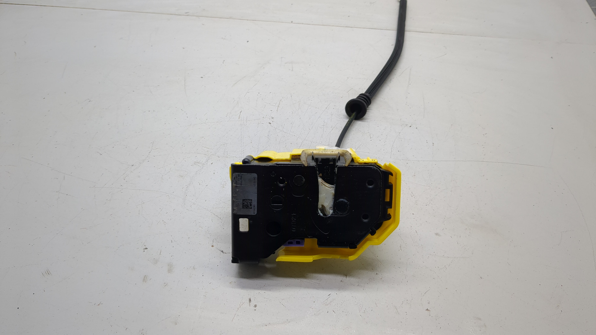 Замок двери передней правой