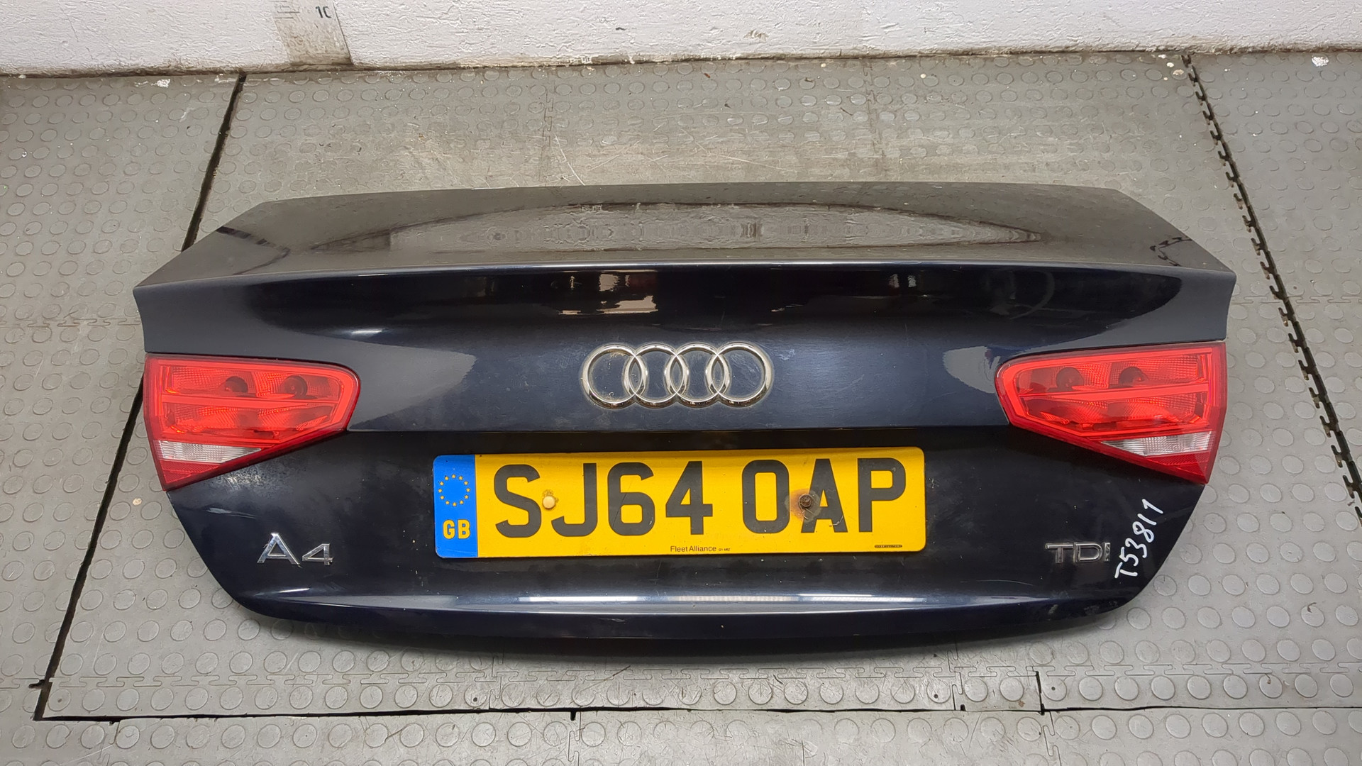 Дверь багажника