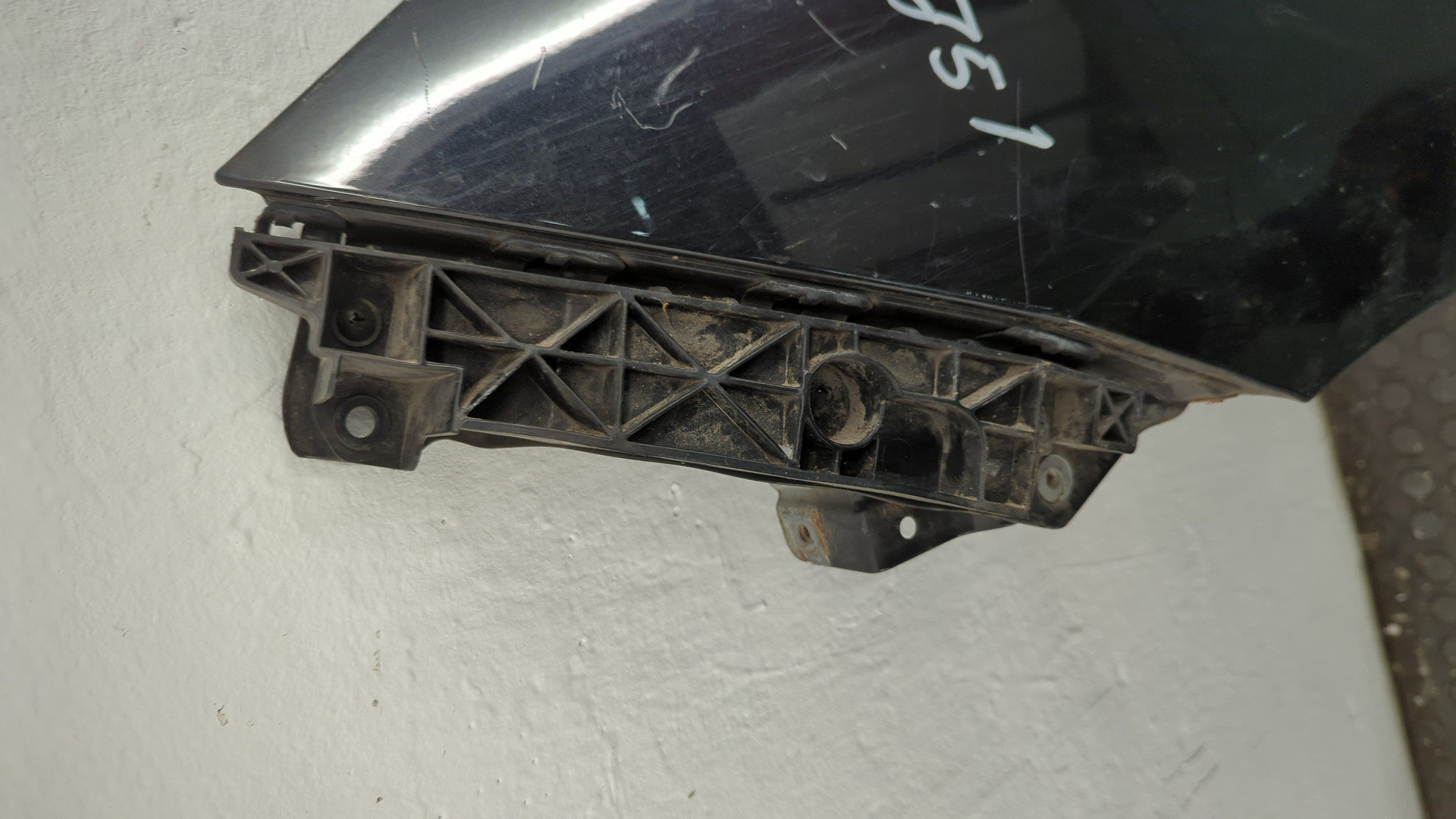 Крыло переднее левое