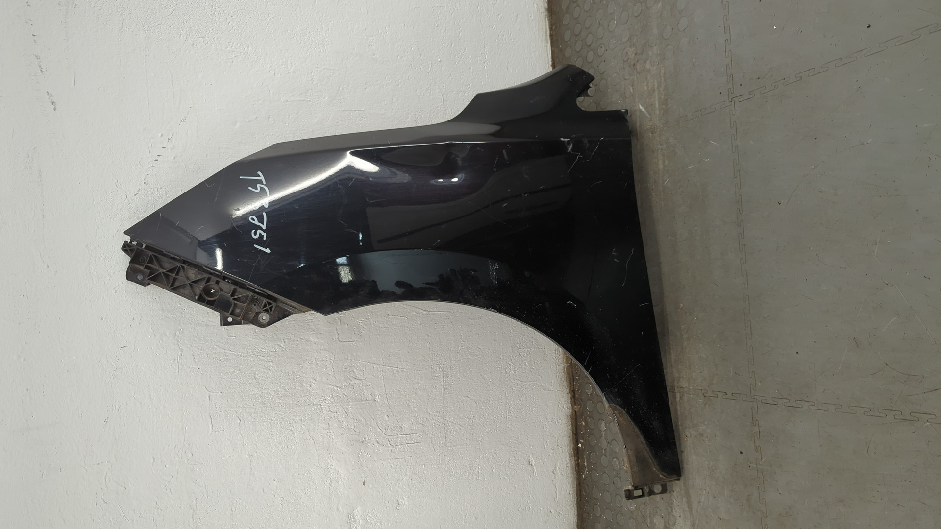 Крыло переднее левое