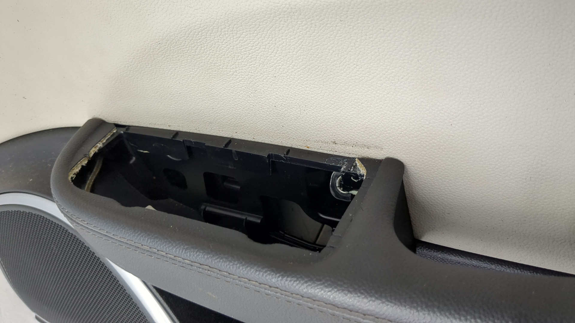 Обшивка двери передней правой