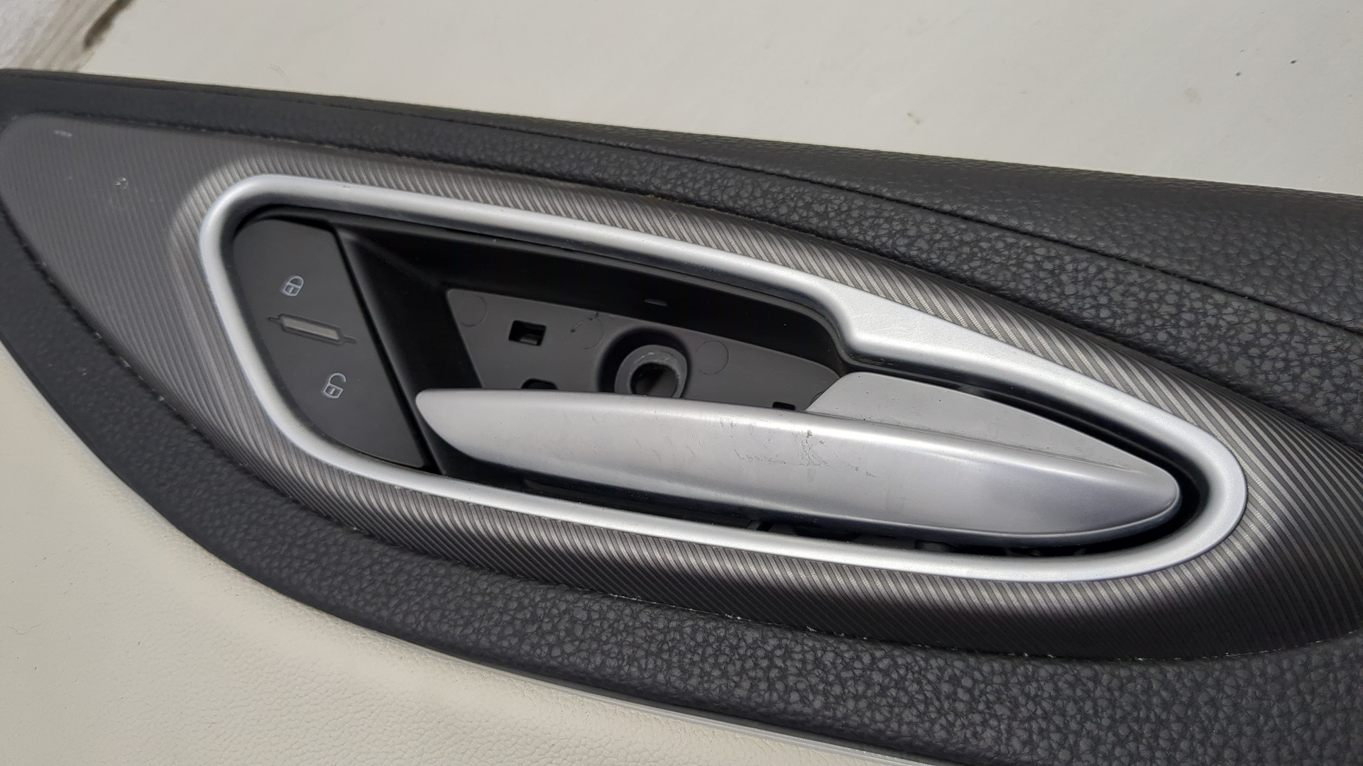 Обшивка двери передней правой